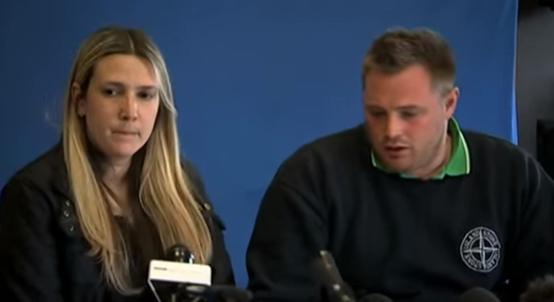 Amber's mum, Kelly Peat and stepfather, Danny Peat at a press conference pleading for Amber to return. | Photo: YouTube/5News