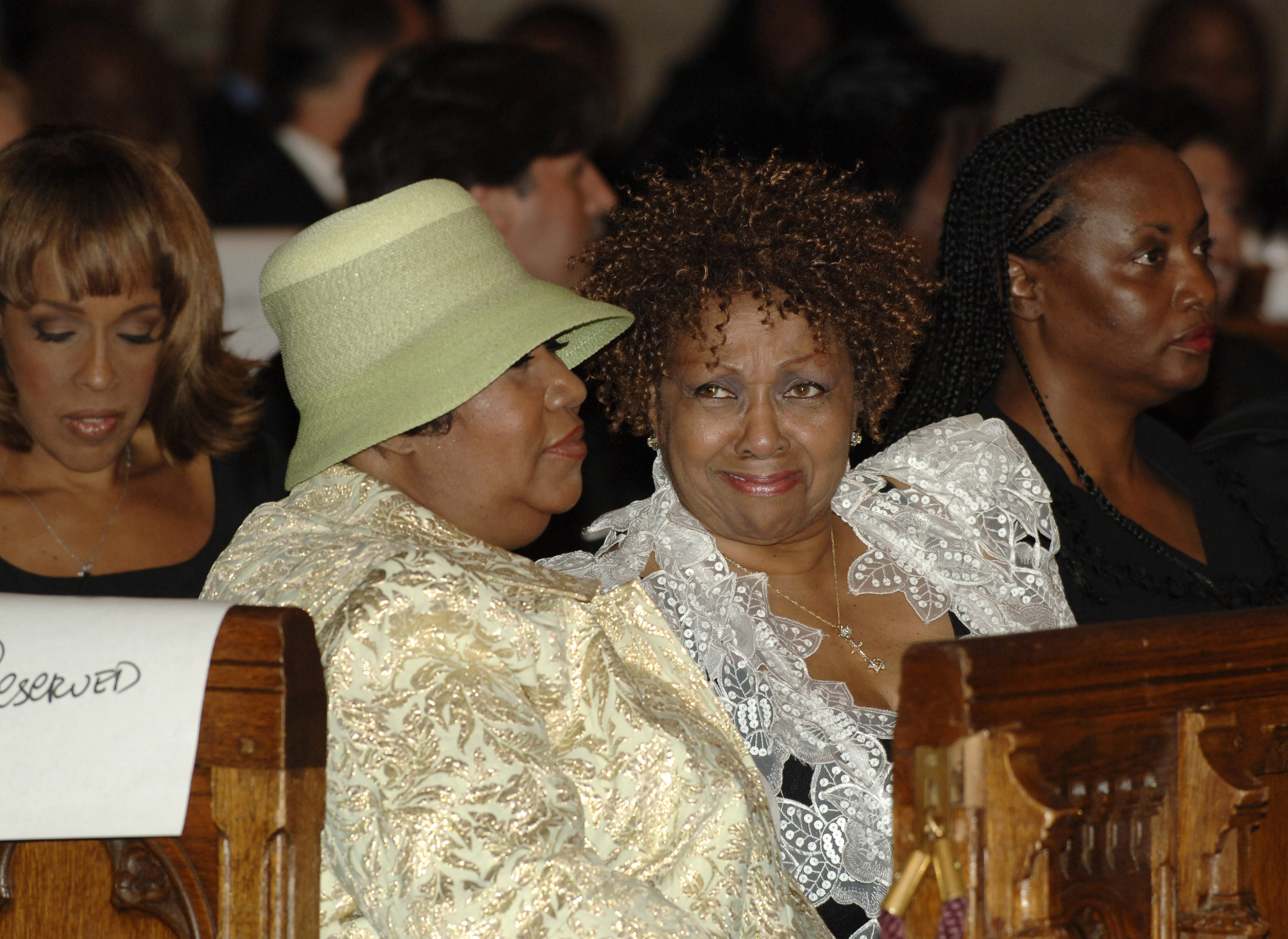 Aretha Franklin and Cissy Houston at the funeral service for Luther Vandross on July 8, 2005 | Source: Getty Images