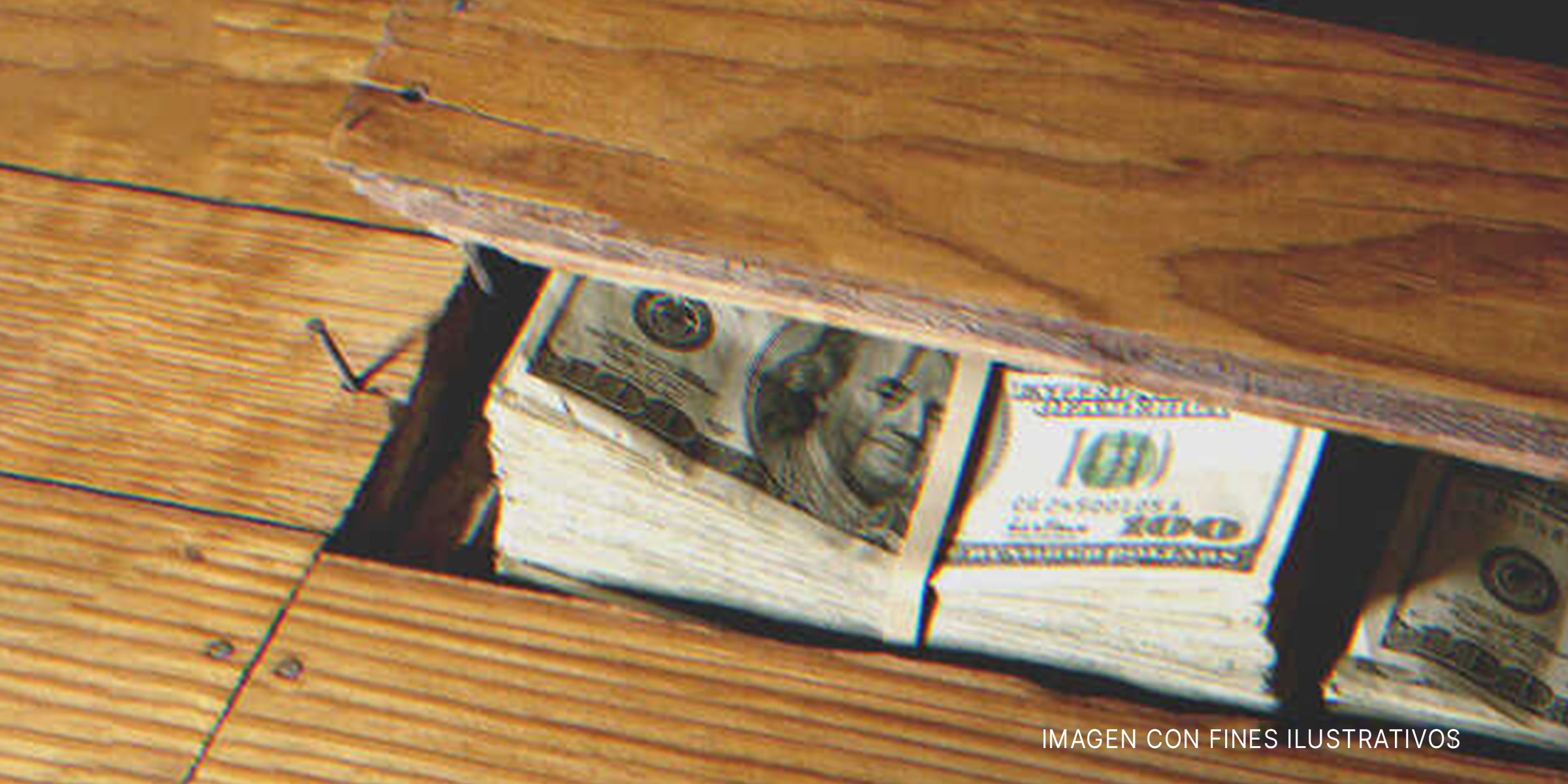 Fajos de billetes bajo el suelo de madera. | Foto: Getty Images