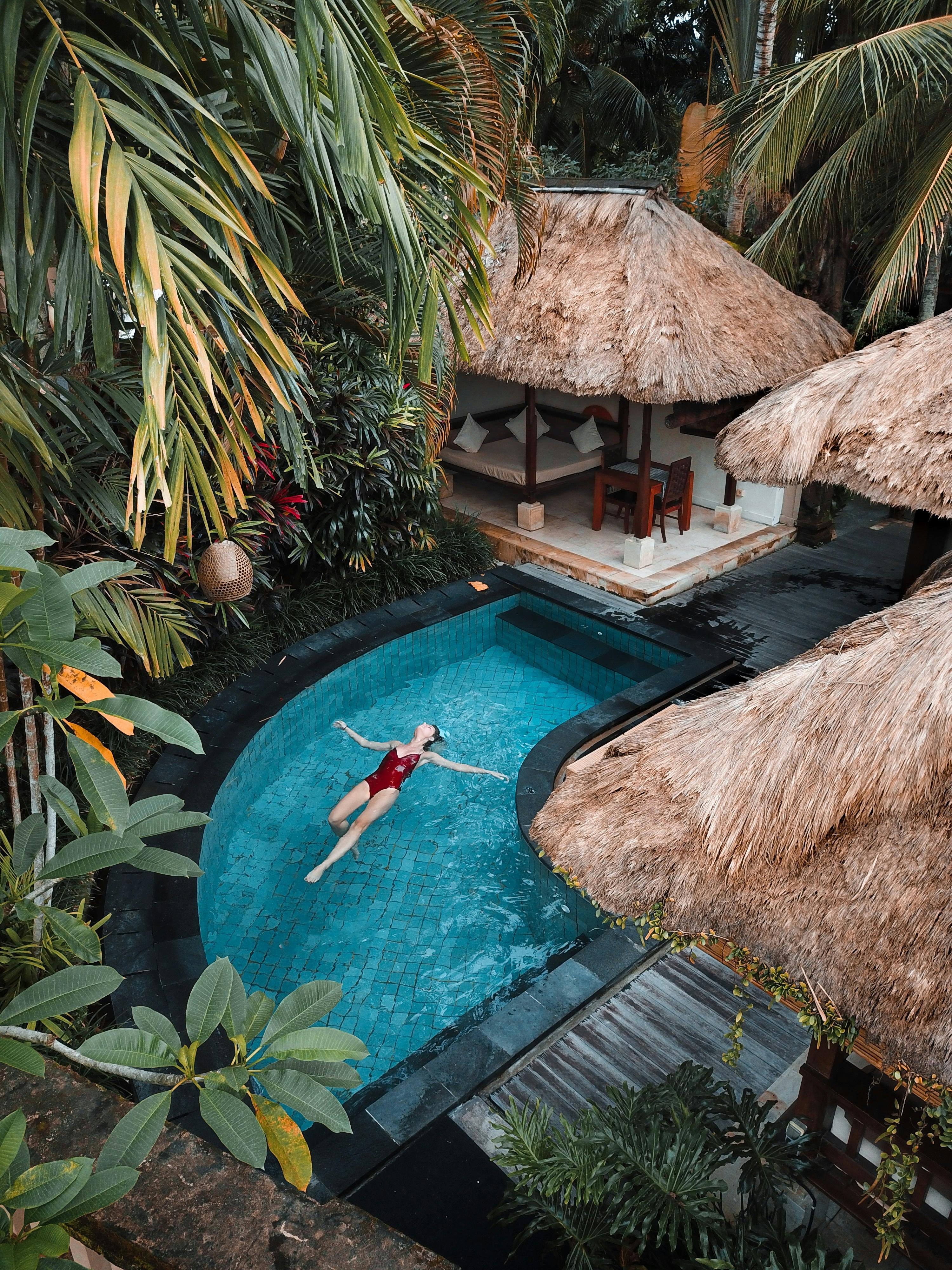 A woman swimming in a pool | Source: Pexels