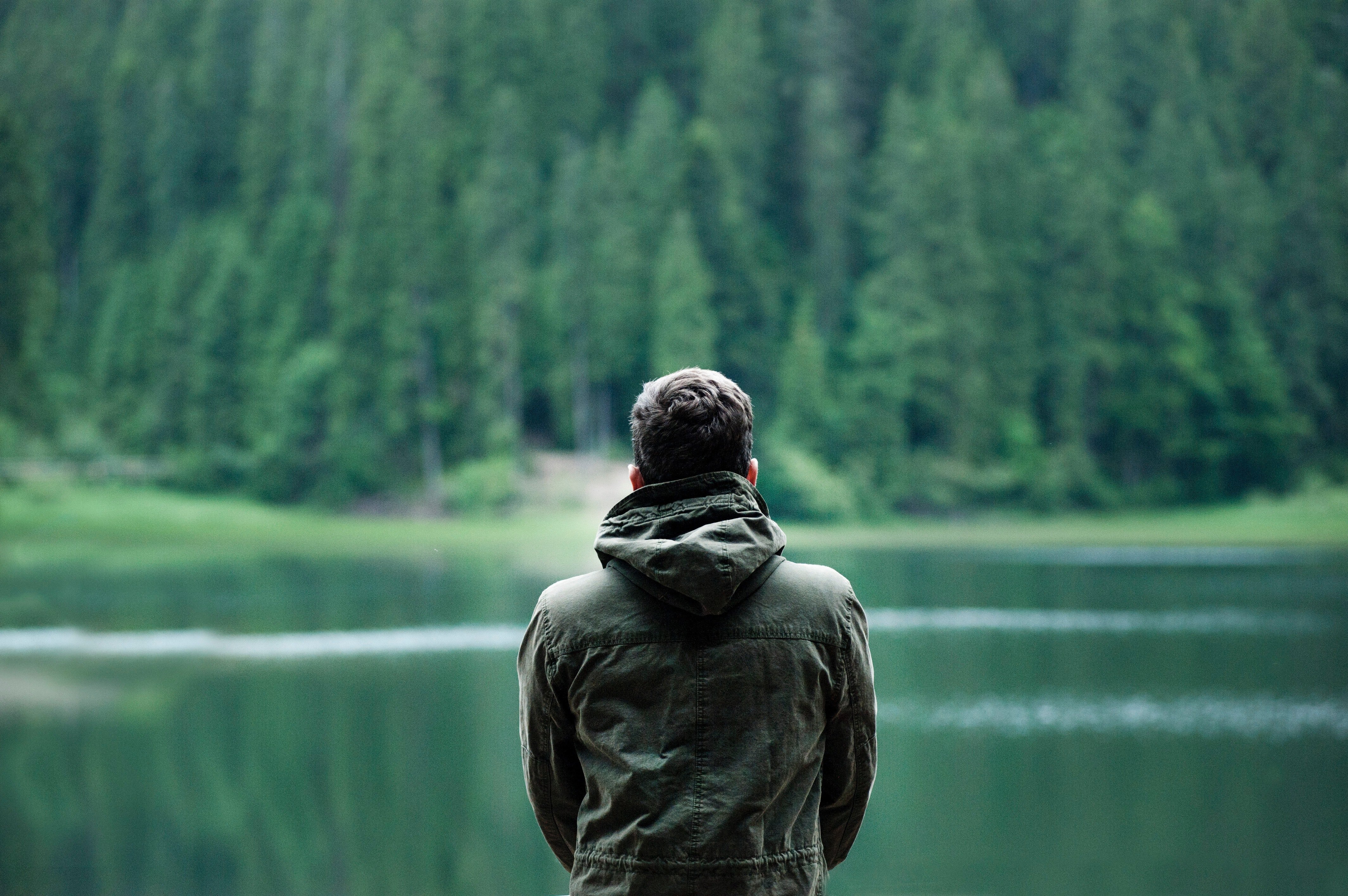 A man standing near a fishing brook. | Source: Pexels