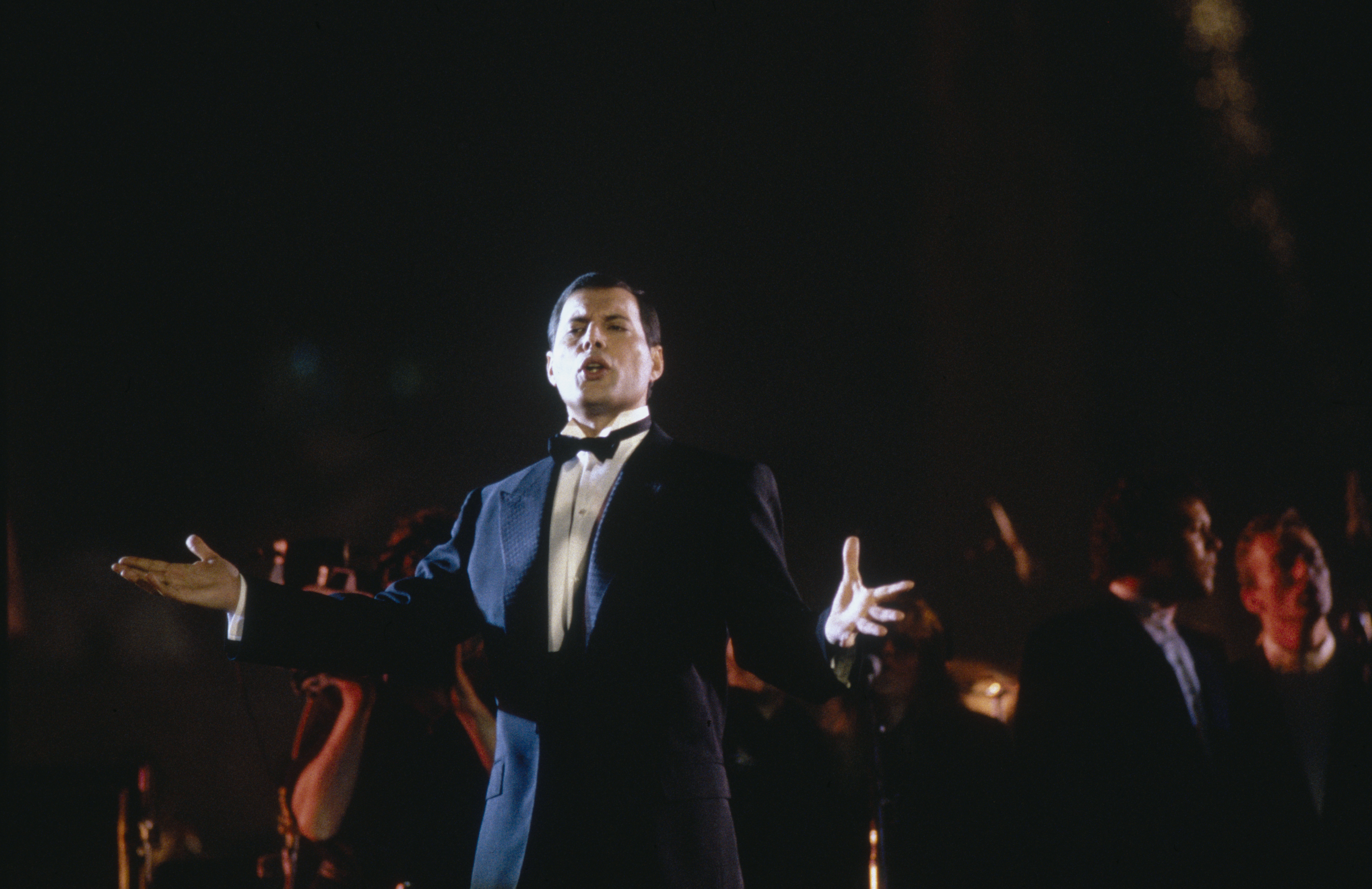 Freddie Mercury performing at a music festival in Barcelona to celebrate the arrival of the Olympic flag from Seoul, October 11, 1988. | Source: Getty Images