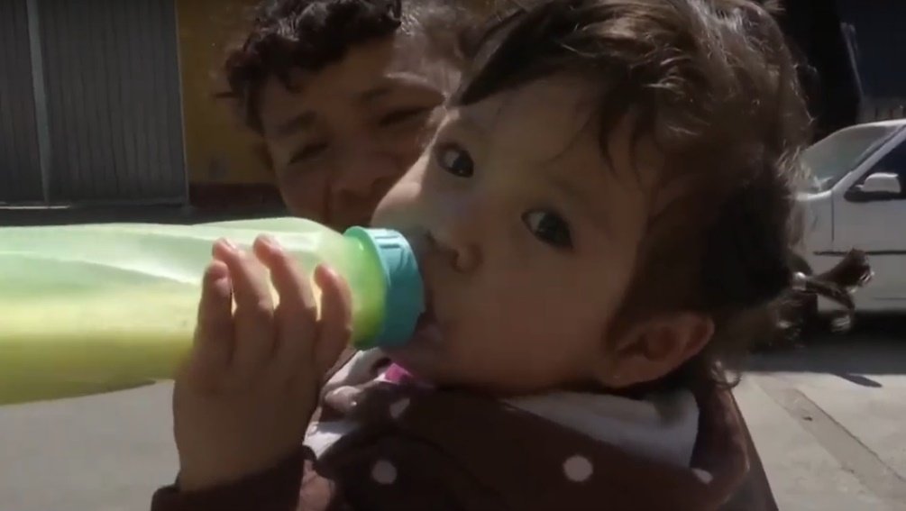 Baby aus der KiTa mit Flasche | Quelle: YouTube/Primer Impacto