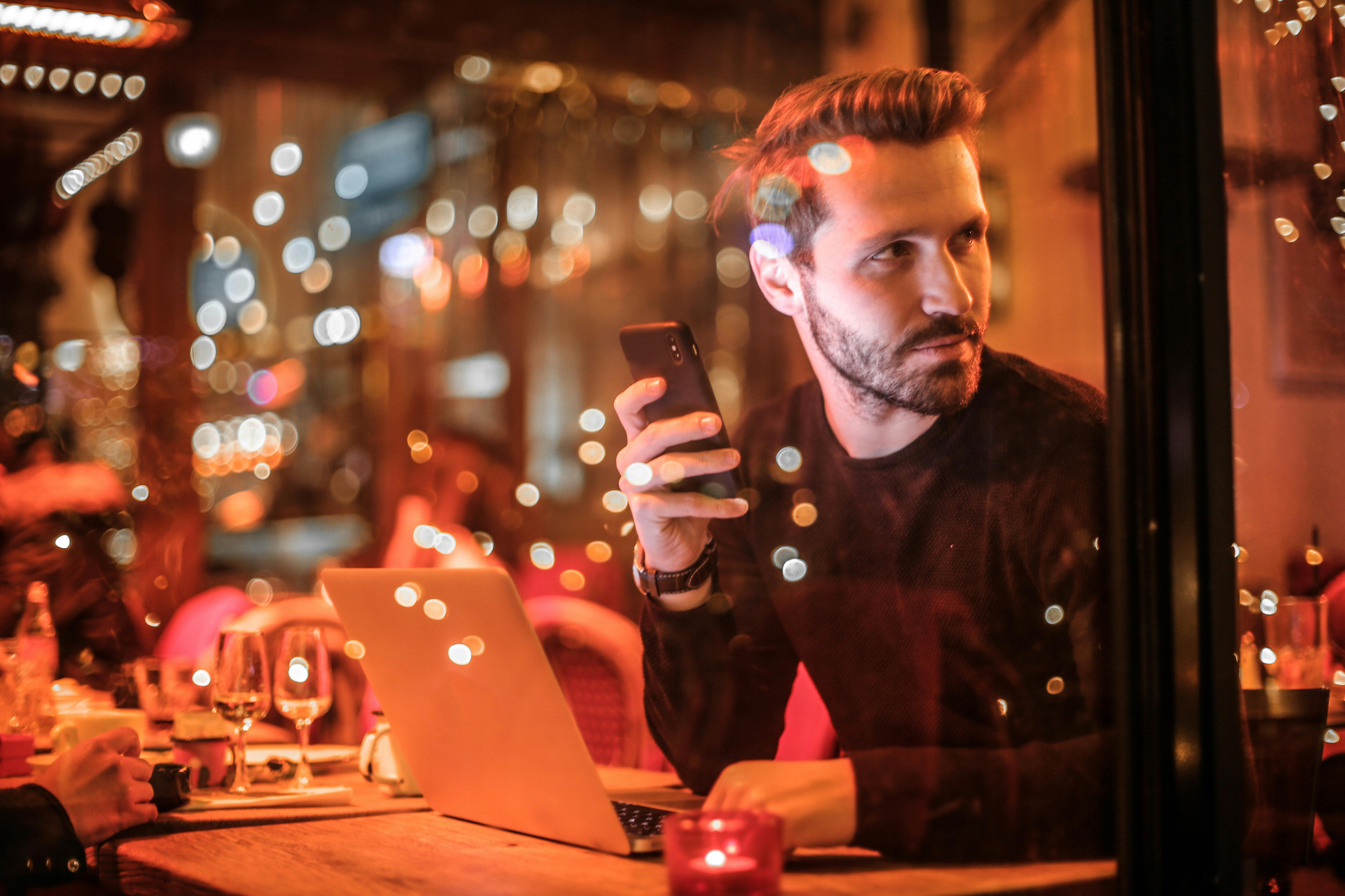 Hombre en un restaurante | Fuente: Pexels