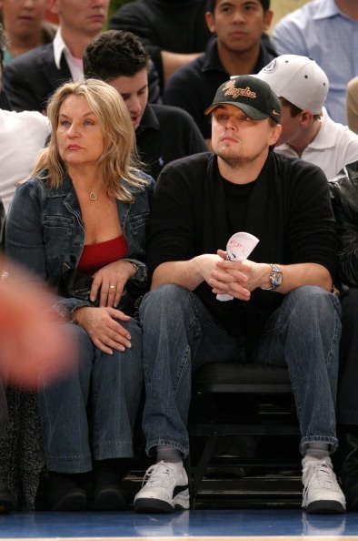 Leonardo DiCaprio with his mother at the New Jersey Nets vs. New York Knicks Game.| Photo: Getty Images.