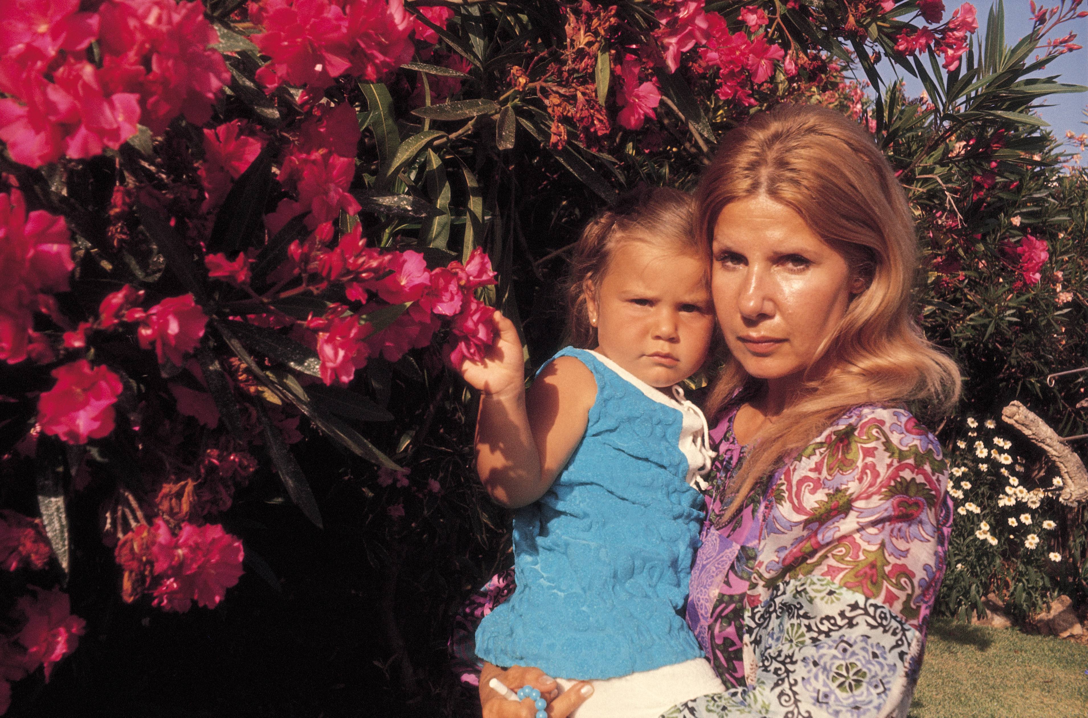 The Duchess of Alba, Maria del Rosario Cayetana Fitz-James-Stuart with her daughter in 1971. | Source: Getty Images