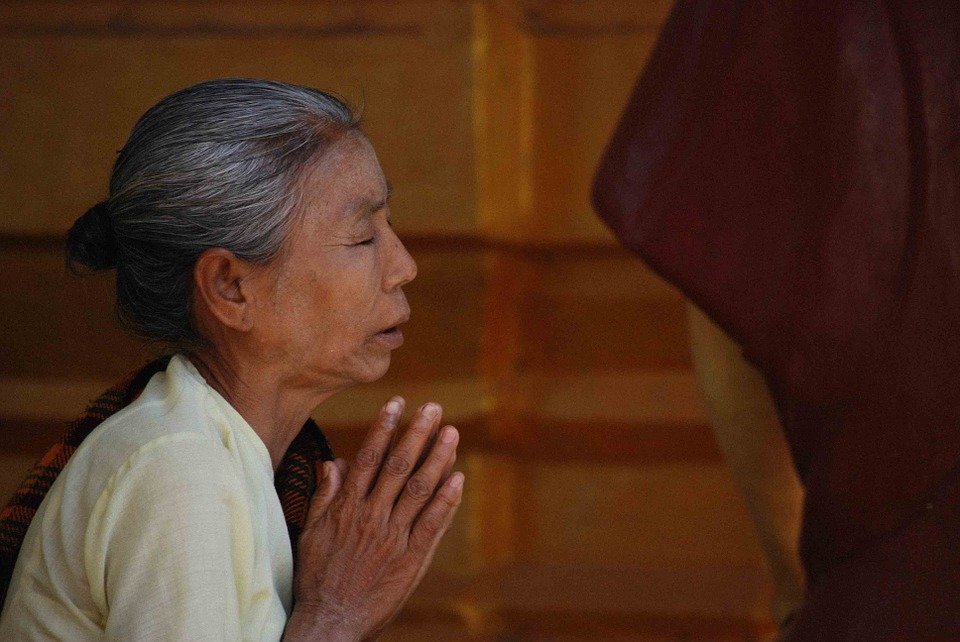 Anciana orando.| Imagen tomada de: Pixabay
