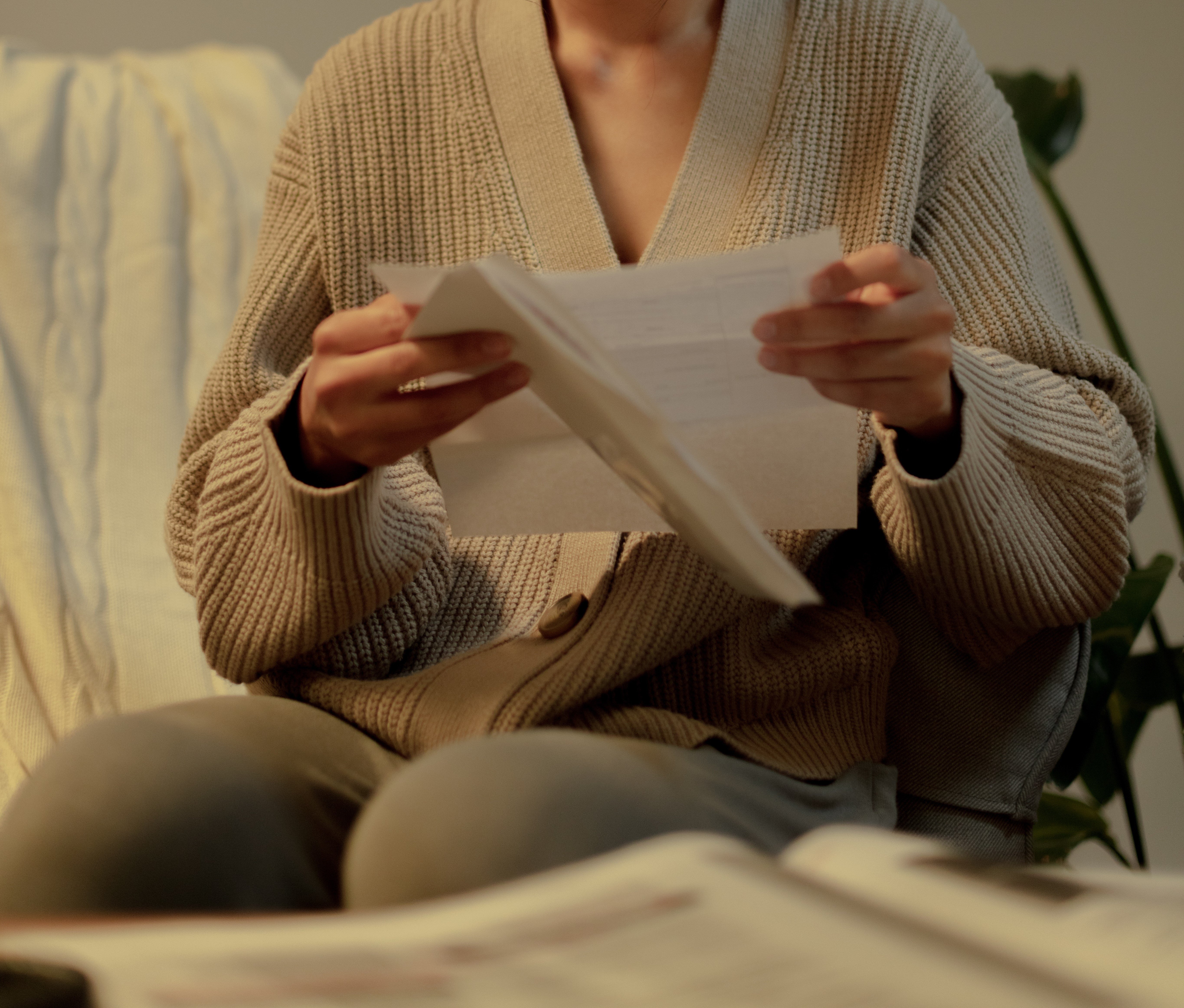 OP's husband brought an apology letter from his mom | Photo: Pexels