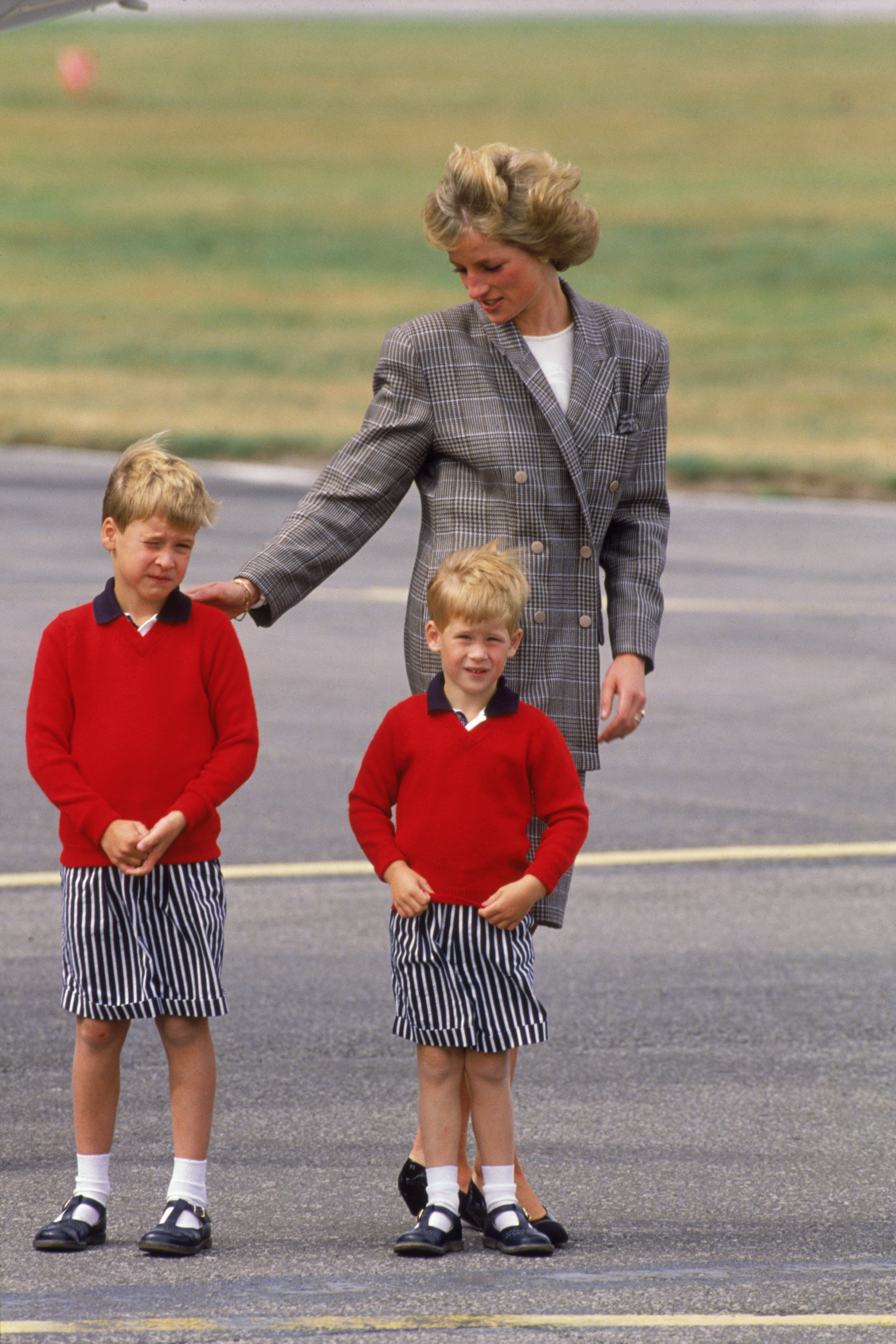 Princess Diana arriving at Aberdeen airport with her sons Prince William and Prince Harry on August 14, 1989. | Source: Getty Images