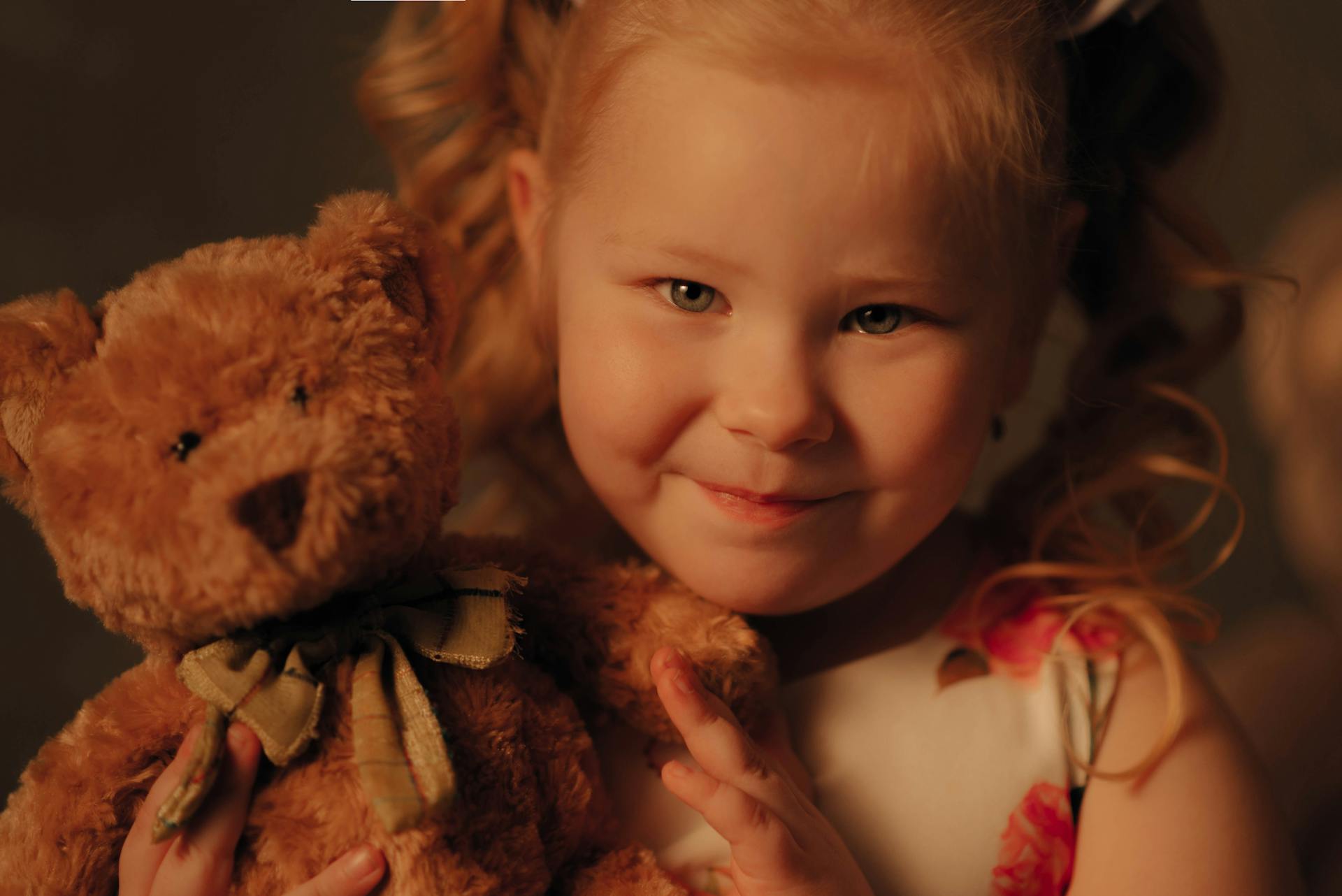 A little girl holding a teddy bear | Source: Pexels