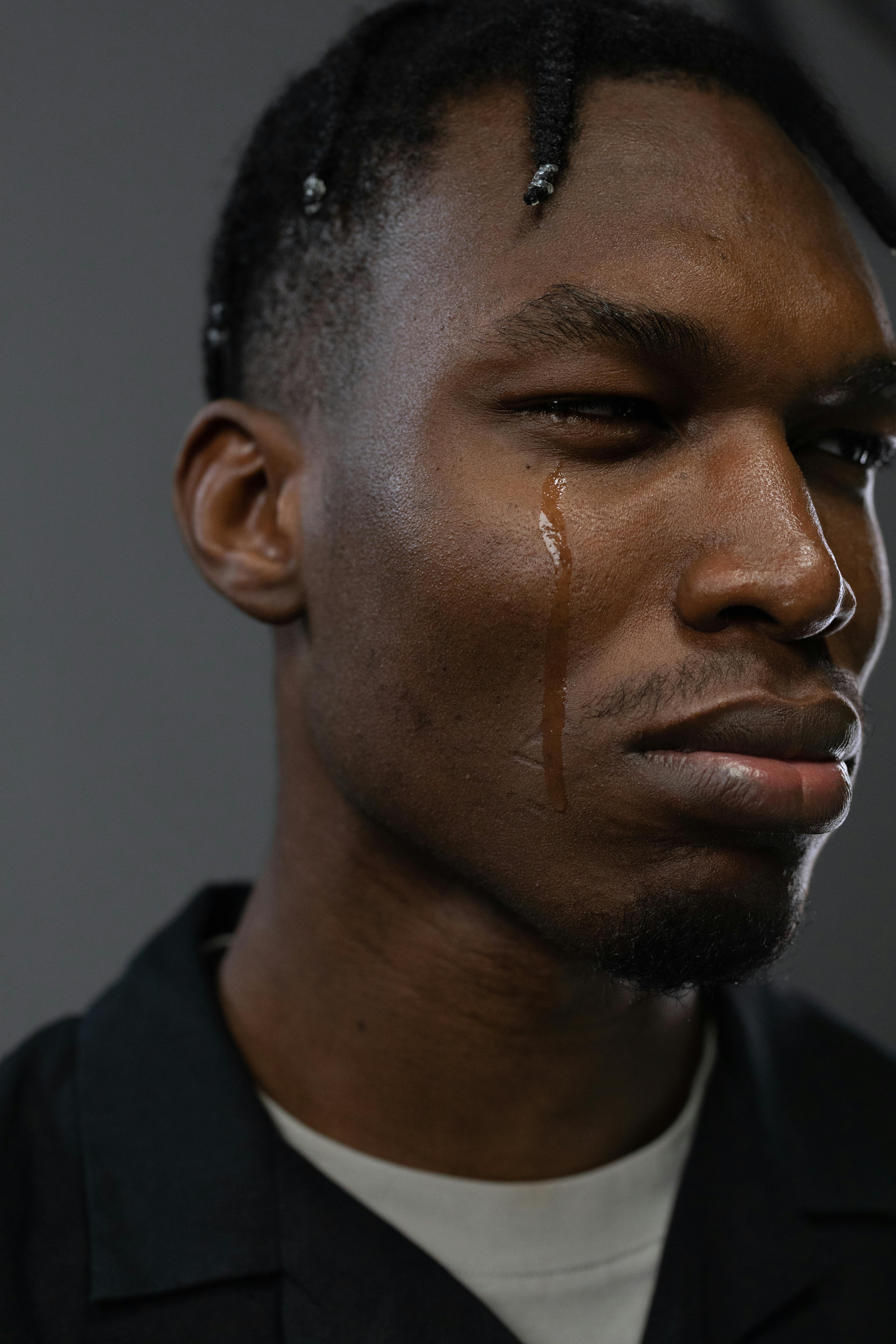A crying man | Source: Pexels