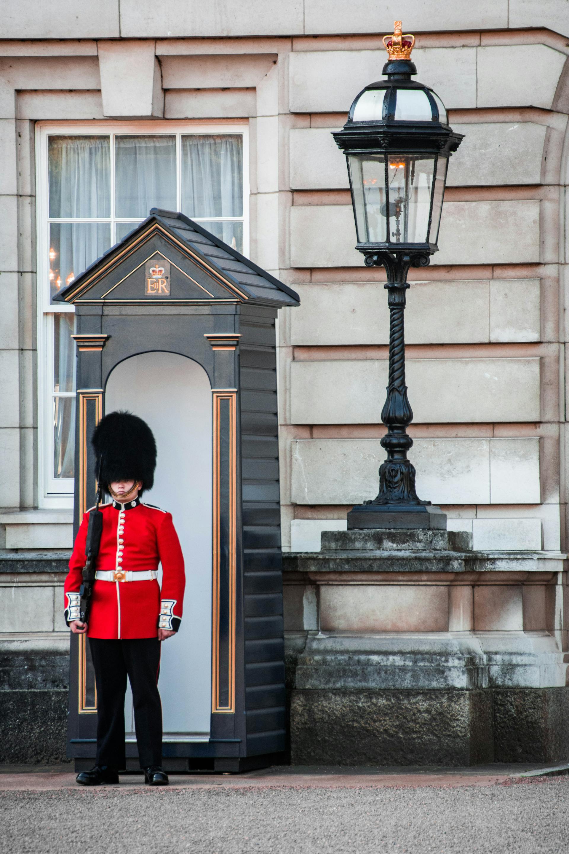 A royal guard standing outside Buckingham Palace | Source: Pexels