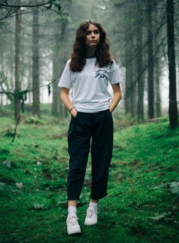 Une femme portant un pantalon court. | Photo : Unsplash
