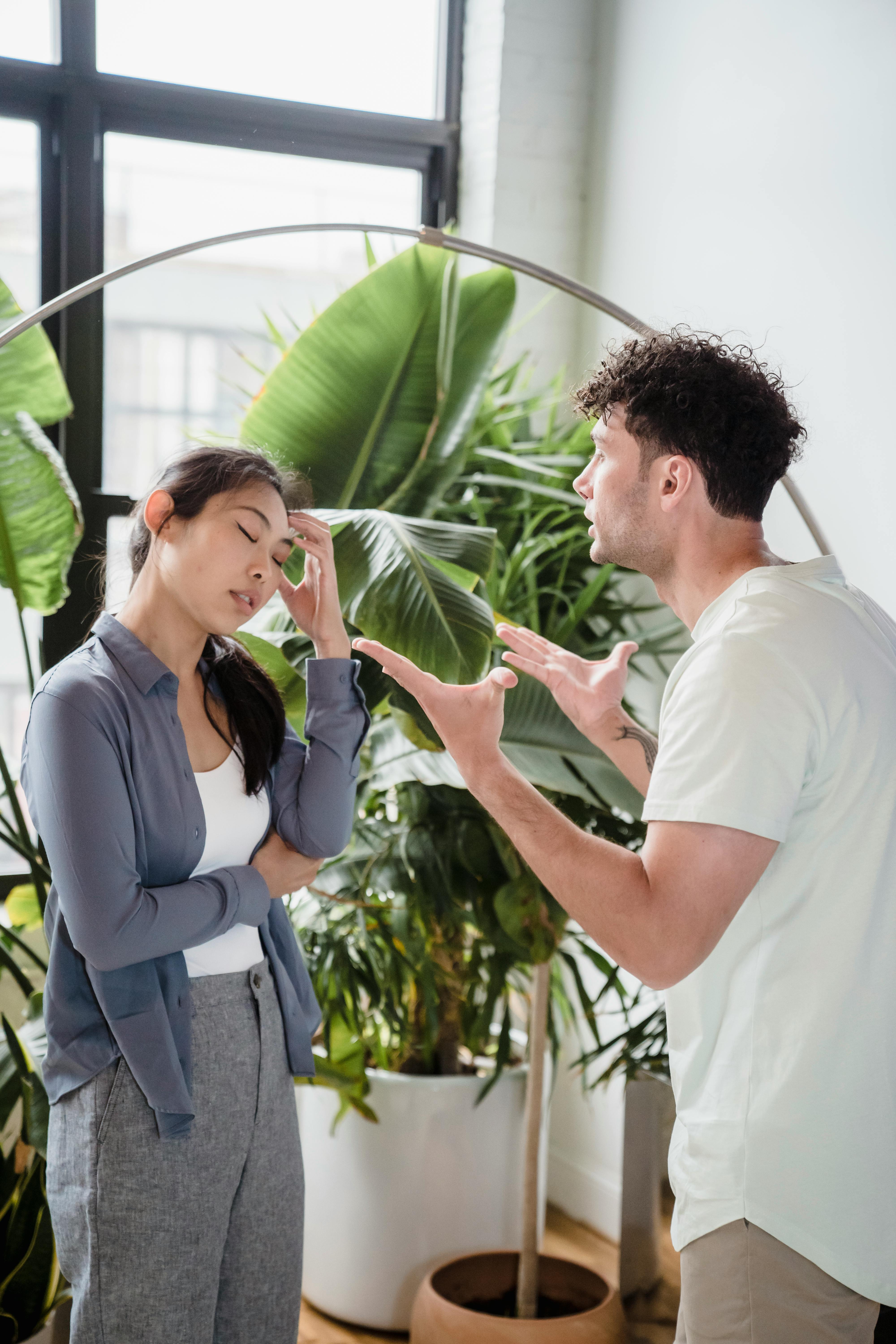 A couple arguing in their living room | Source: Pexels