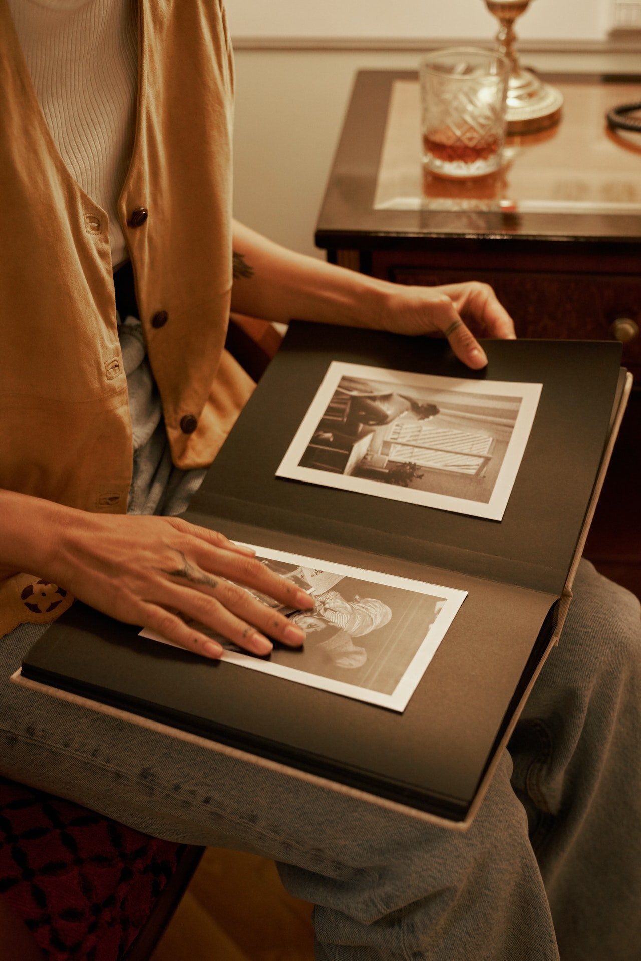 Rachel's mom showed Andrew old photo albums. | Source: Pexels