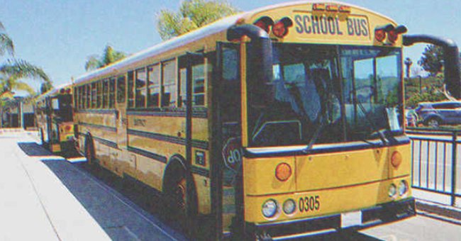 Un autobús escolar estacionado en una parada. | Foto: Shutterstock