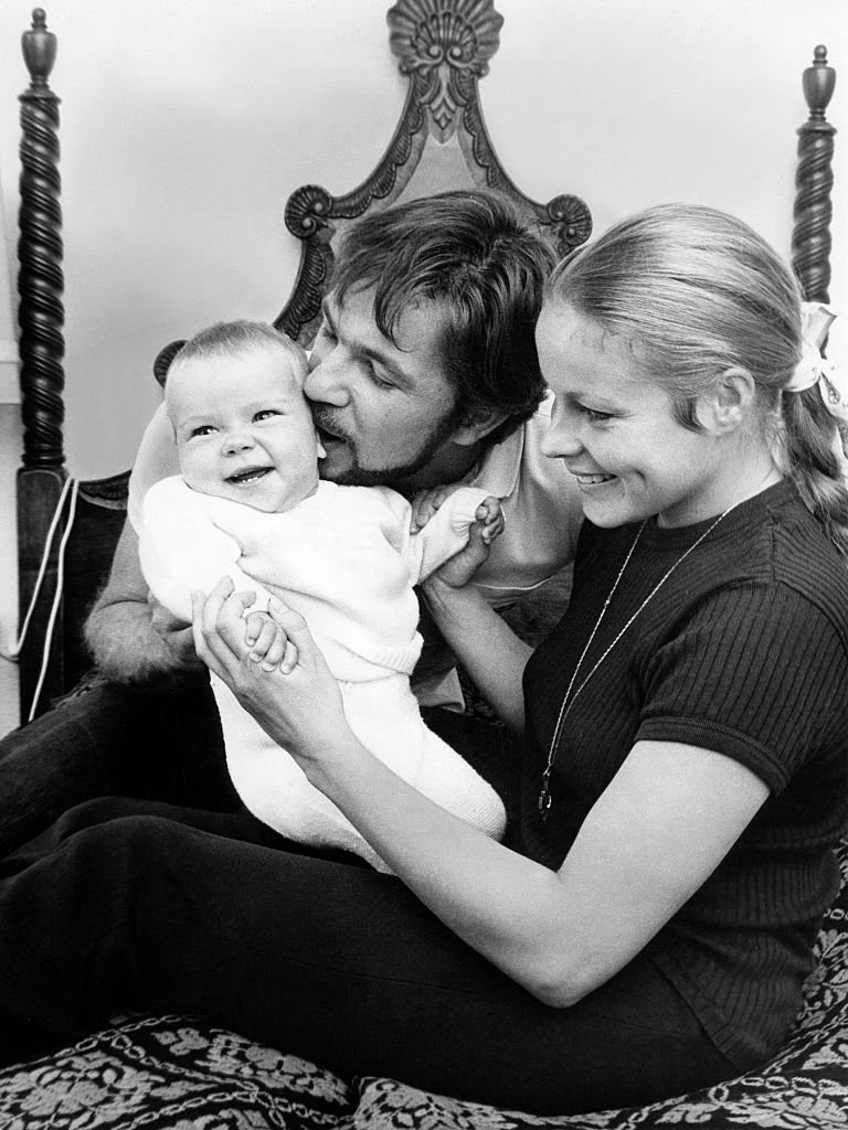 Götz George mit Ex-Ehefrau Loni von Friedl und Tochter Tanja | Quelle: Foto von ullstein bild über Getty Images