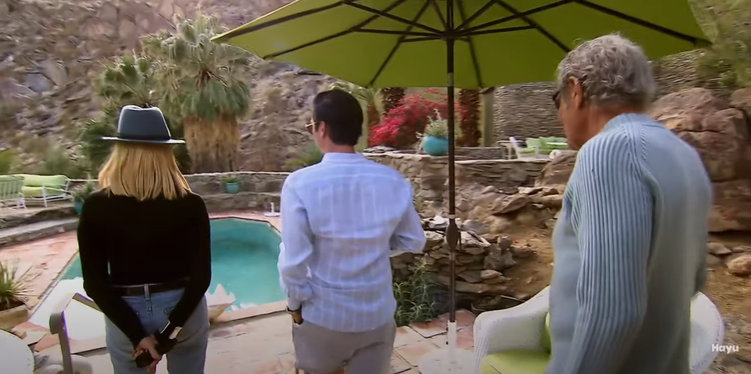 Suzanne Somers and Alan Hamel showing off their Palm Springs house on season 13 of "Million Dollar Listing Los Angeles" in a clip posted on October 1, 2021 | Source: YouTube/Hayu