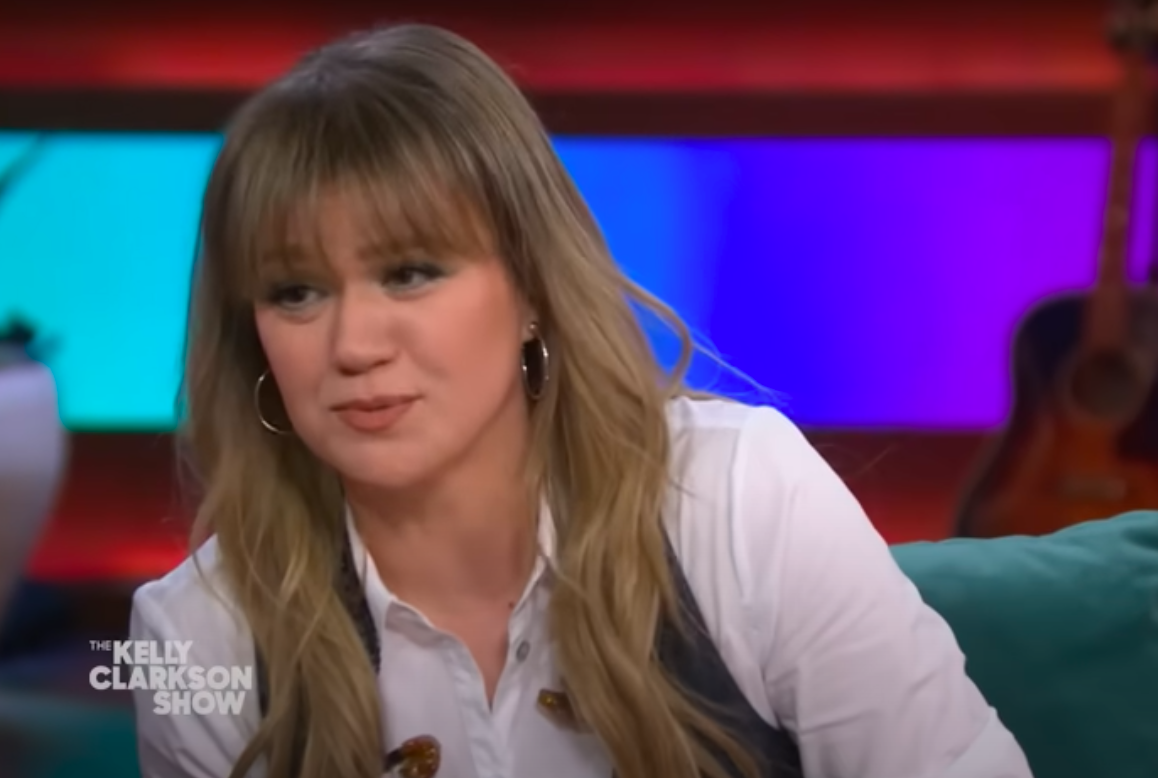 Kelly Clarkson revealing her prediabetic diagnosis on "The Kelly Clarkson Show" posted on January 30, 2024 | Source: YouTube/The Kelly Clarkson Show