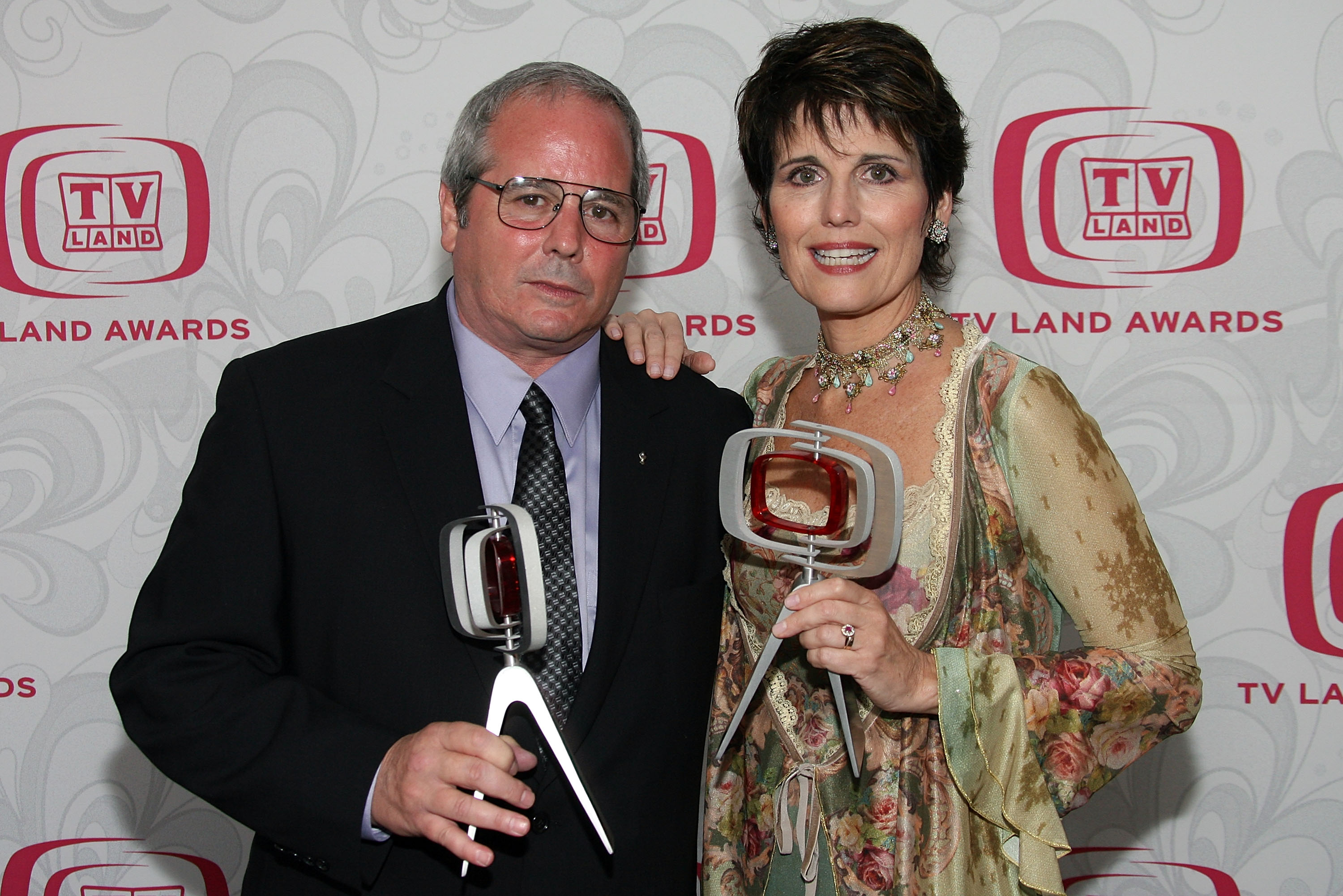 Desi Arnaz Jr. and Lucie Arnaz pose with the Legacy of Laughter Award for their mother, the late Lucille Ball backstage at the 5th Annual TV Land Awards held at Barker Hangar. on April 14, 2007. in Santa Monica, California. | Source: Getty Images