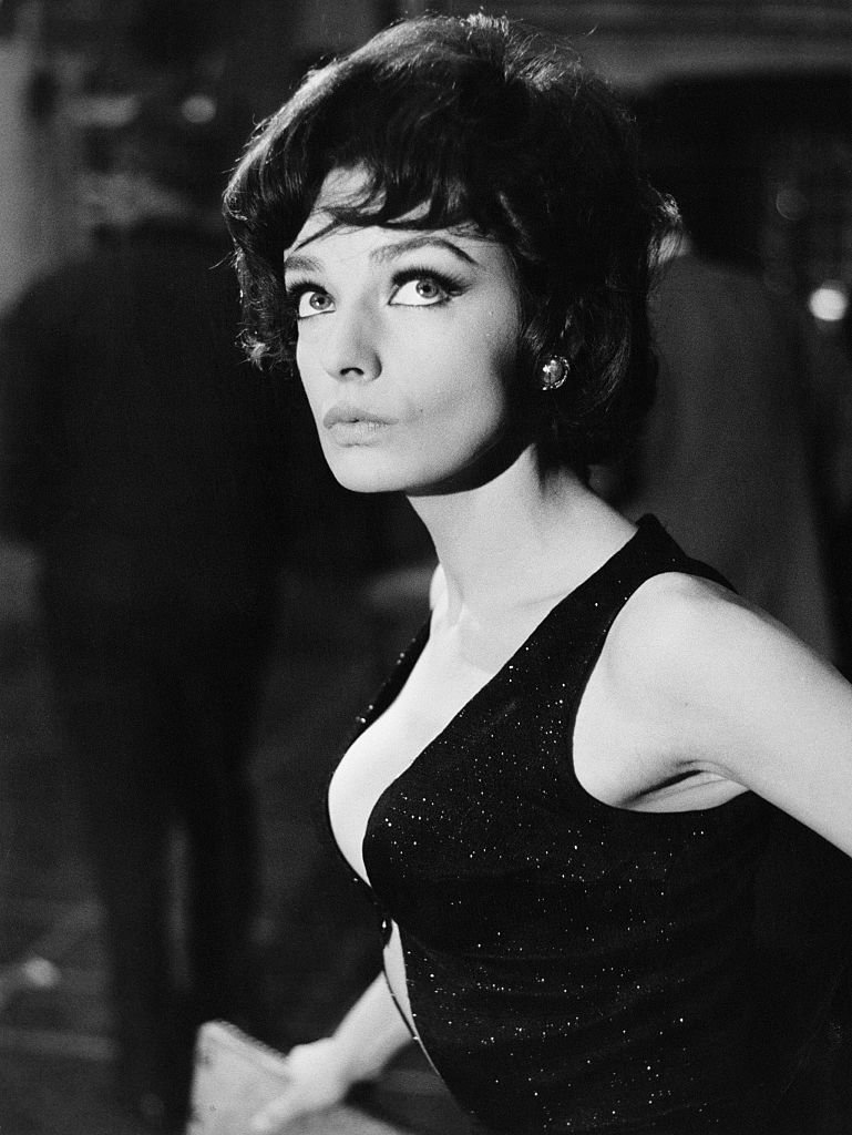 La chanteuse et actrice Marie Laforêt sur le tournage de "Cent briques et des tuiles" en 1965. l Source : Getty Images