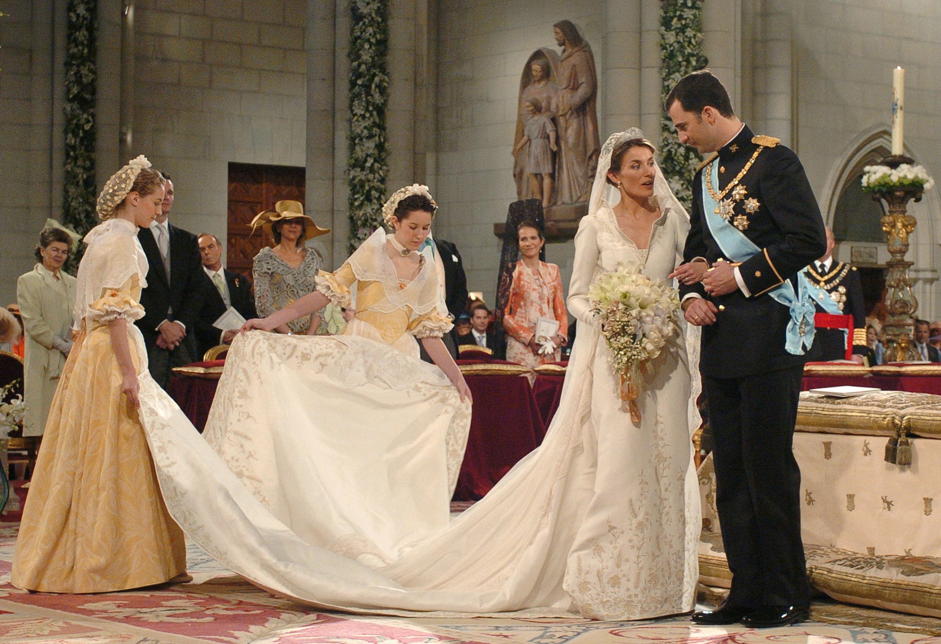 Felipe de Borbón, príncipe heredero de España, de pie junto a su novia Letizia Ortiz el día de su boda en la catedral de Almudena el 22 de mayo de 2004 || Fuente: Getty Images Felipe de Borbón, príncipe heredero de España, de pie junto a su novia Letizia Ortiz el día de su boda en la catedral de Almudena el 22 de mayo de 2004 || Fuente: Getty Images