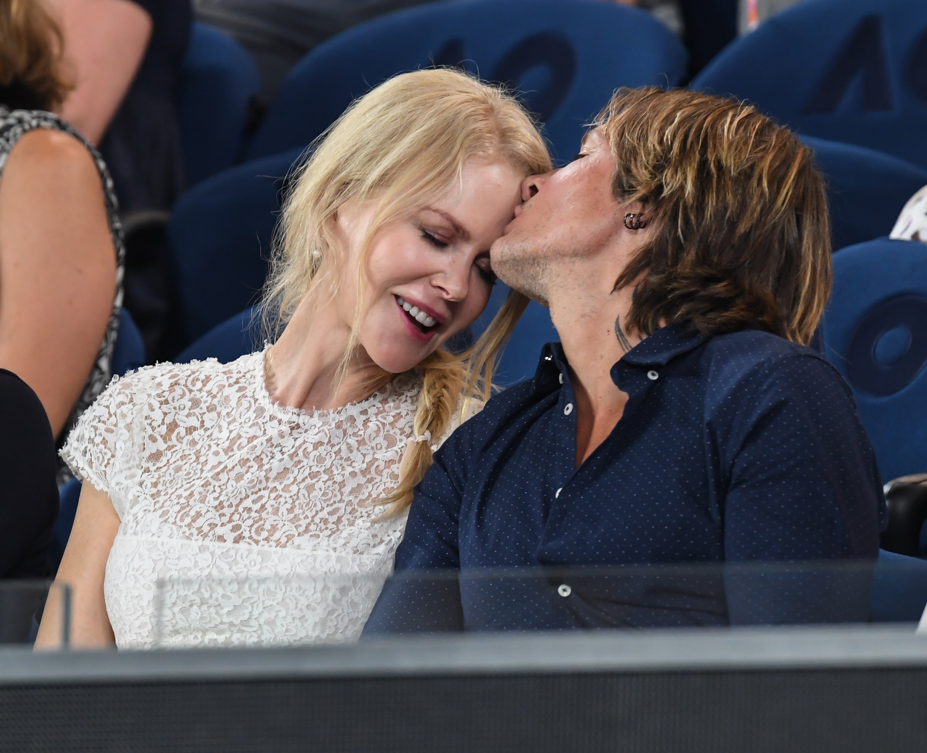 Nicole Kidman ve Keith Urban, 24 Ocak 2019'da Melbourne, Avustralya'da Melbourne Park'ta düzenlenen 2019 Avustralya Açık'ta sevgi dolu bir anı paylaşıyor.  |  Kaynak: Getty Images