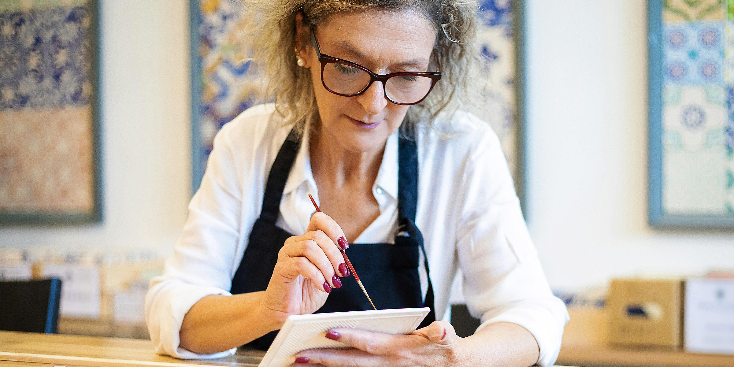 Elderly woman engaging in a painting activity | Source: Pexels