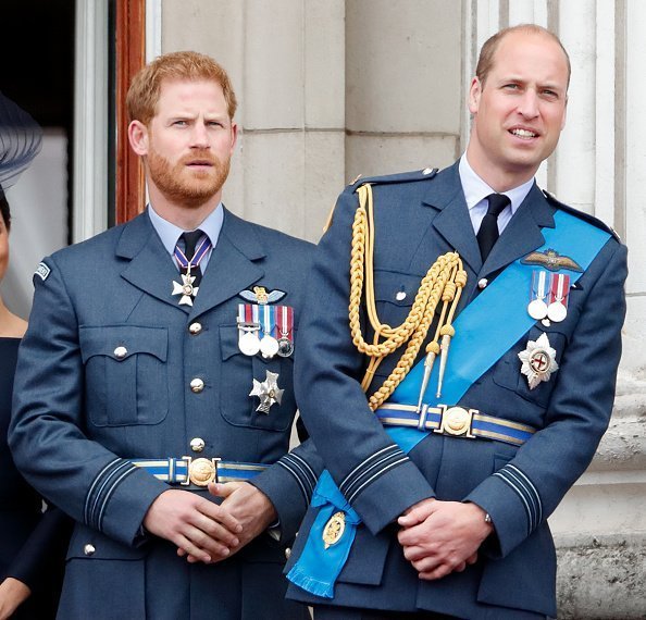 Le prince Harry, duc de Sussex et le prince William, le duc de Cambridge regardent un défilé aérien à l'occasion du centenaire de la Royal Air Force depuis le balcon du palais de Buckingham le 10 juillet 2018 à Londres, Angleterre | Photo : Getty Images
