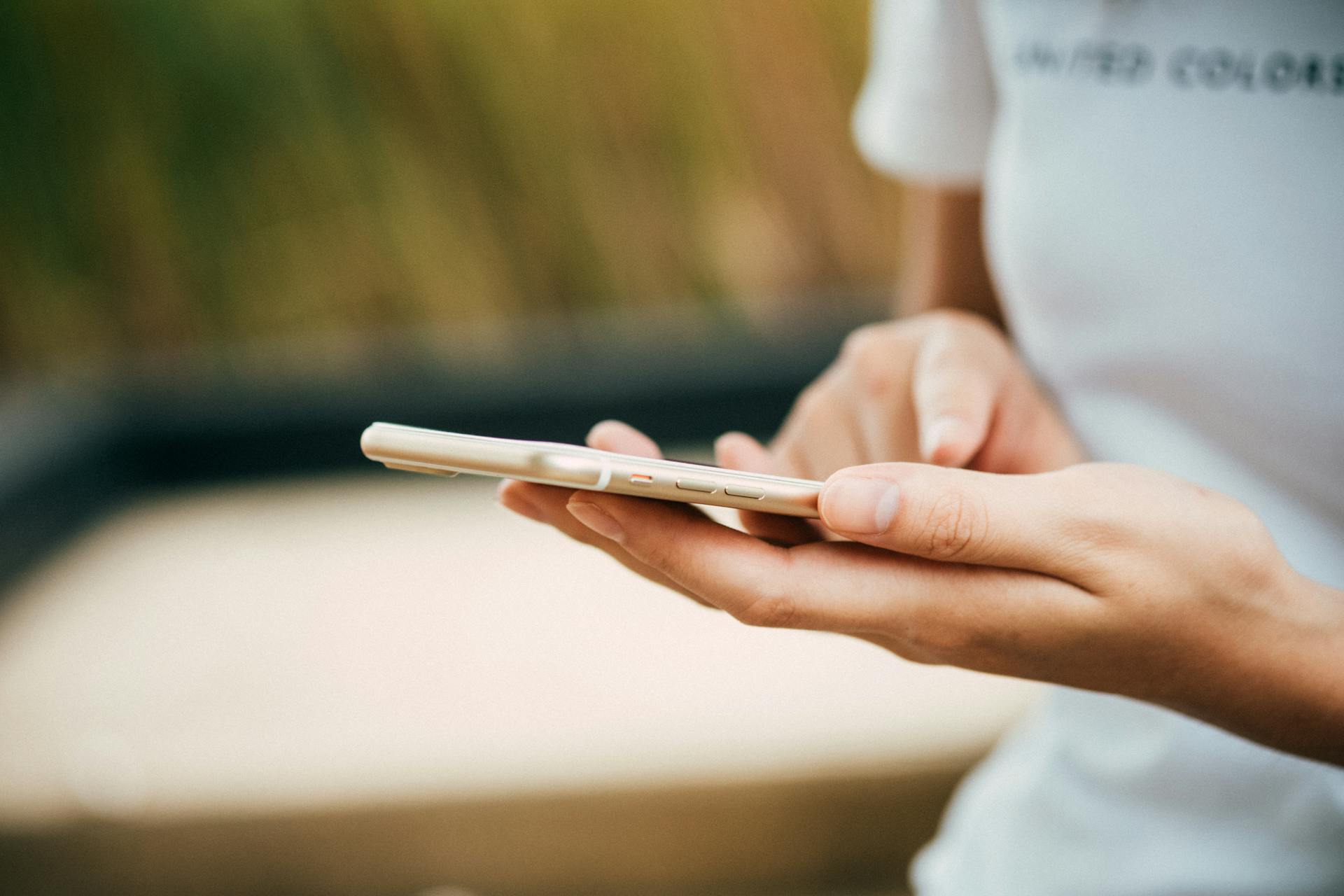 A woman using her phone | Source: Pexels