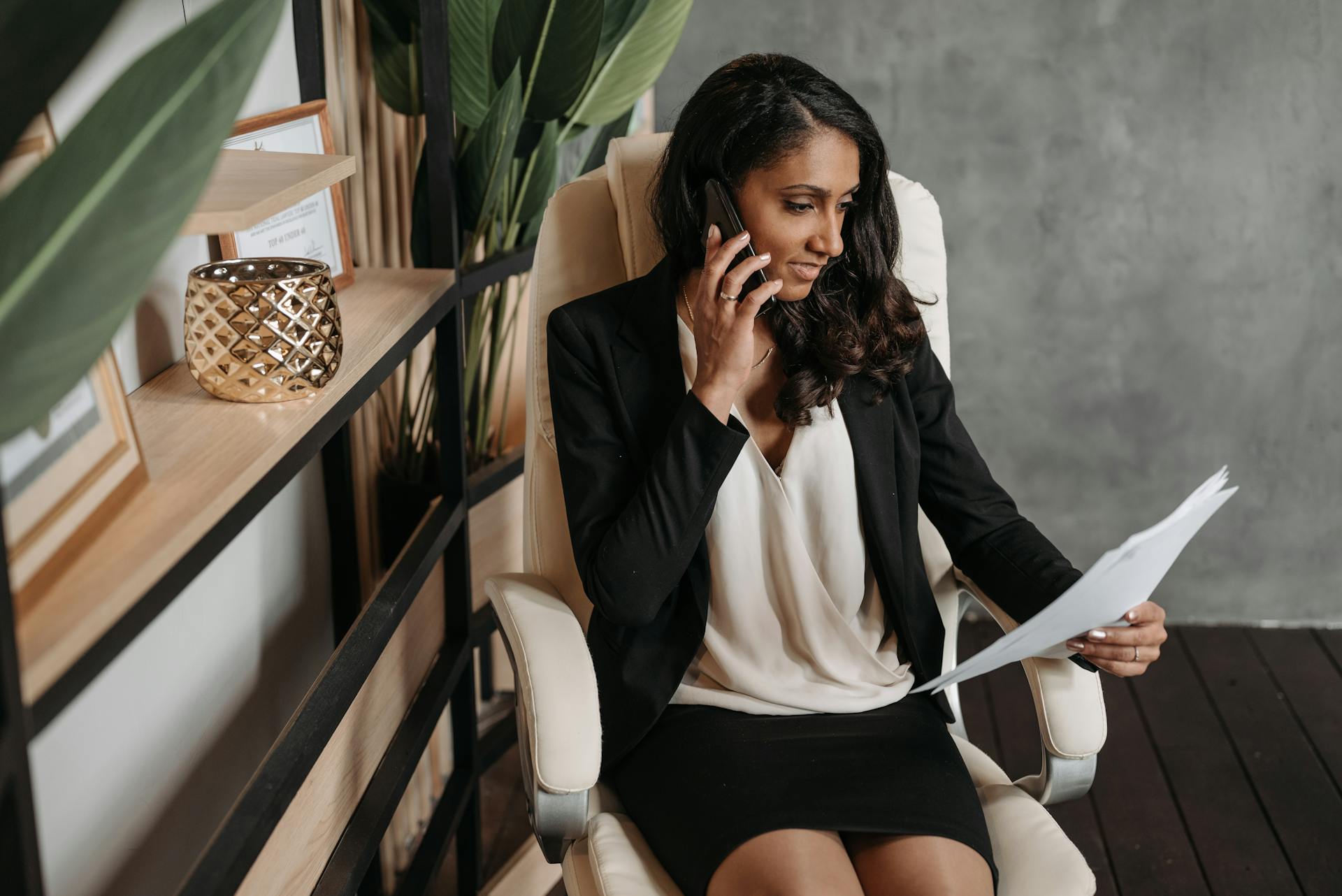 A woman making a phone call | Source: Pexels