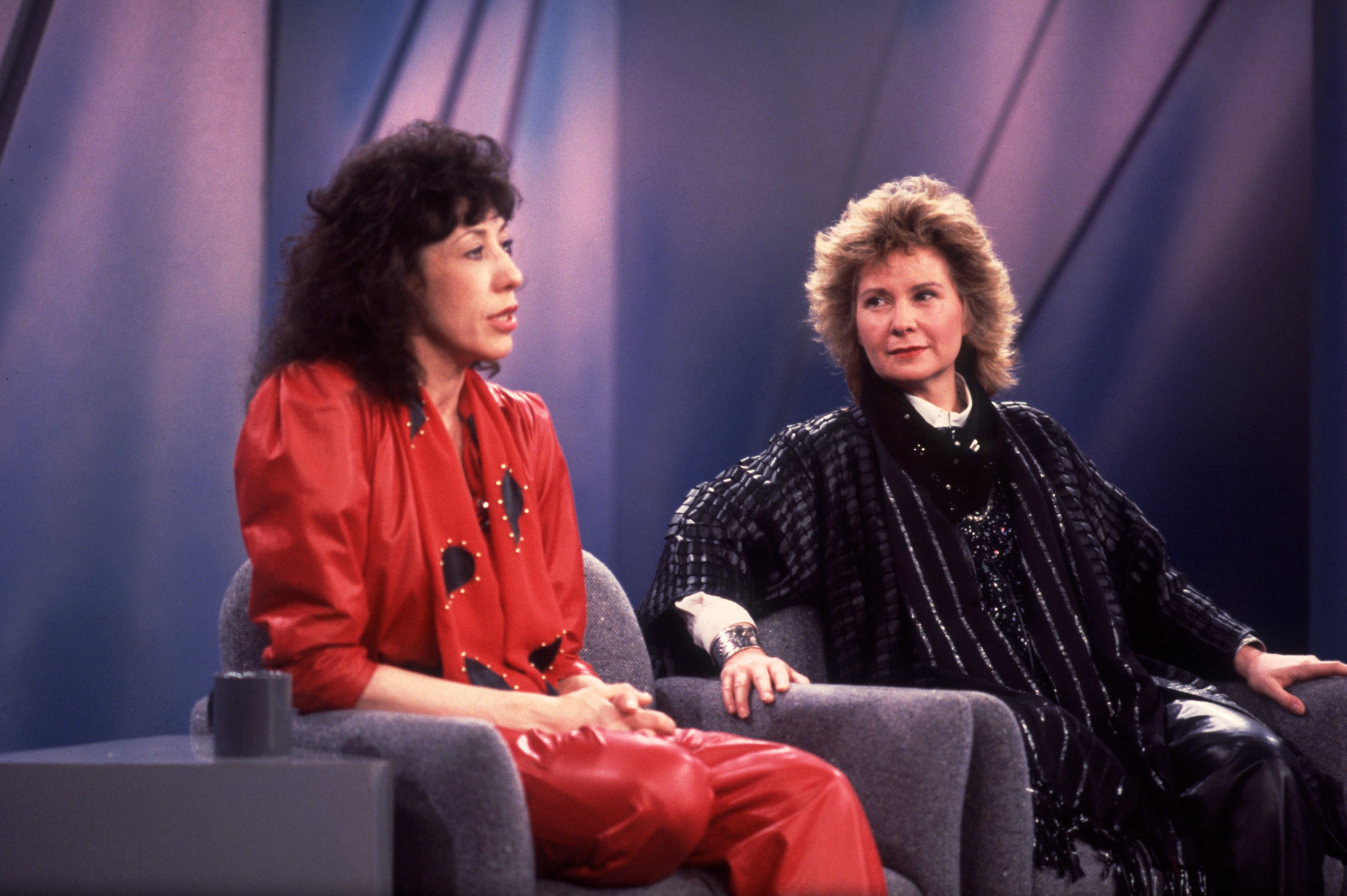Lily Tomlin and Jane Wagner on an episode of "The Oprah Winfrey Show," in Chicago, Illinois, on November 2, 1986. | Source: Paul Natkin/Getty Images