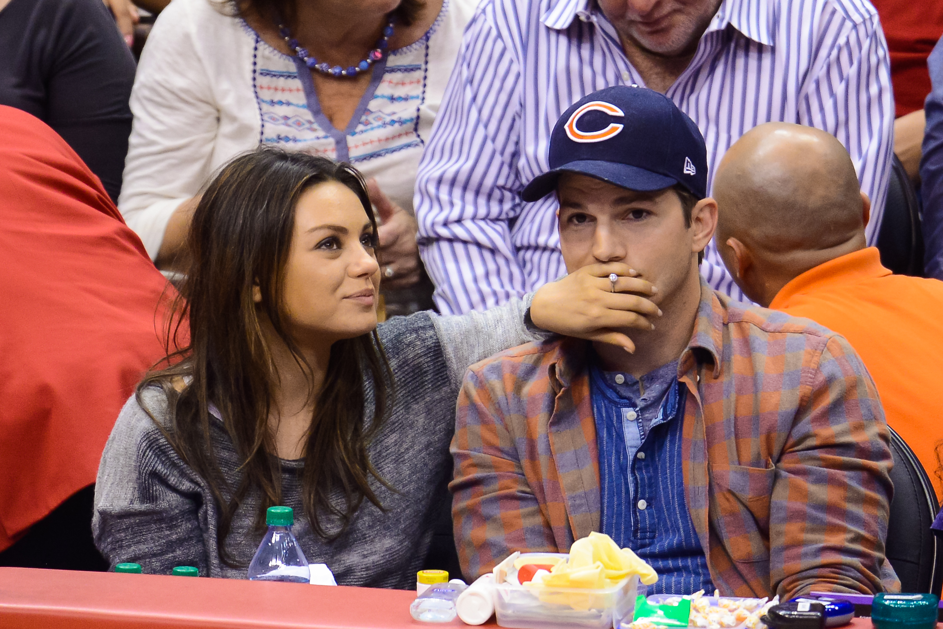 Ashton Kutcher and Mila Kunis ata basketball game in Los Angeles in 2014 | Source: Getty Images