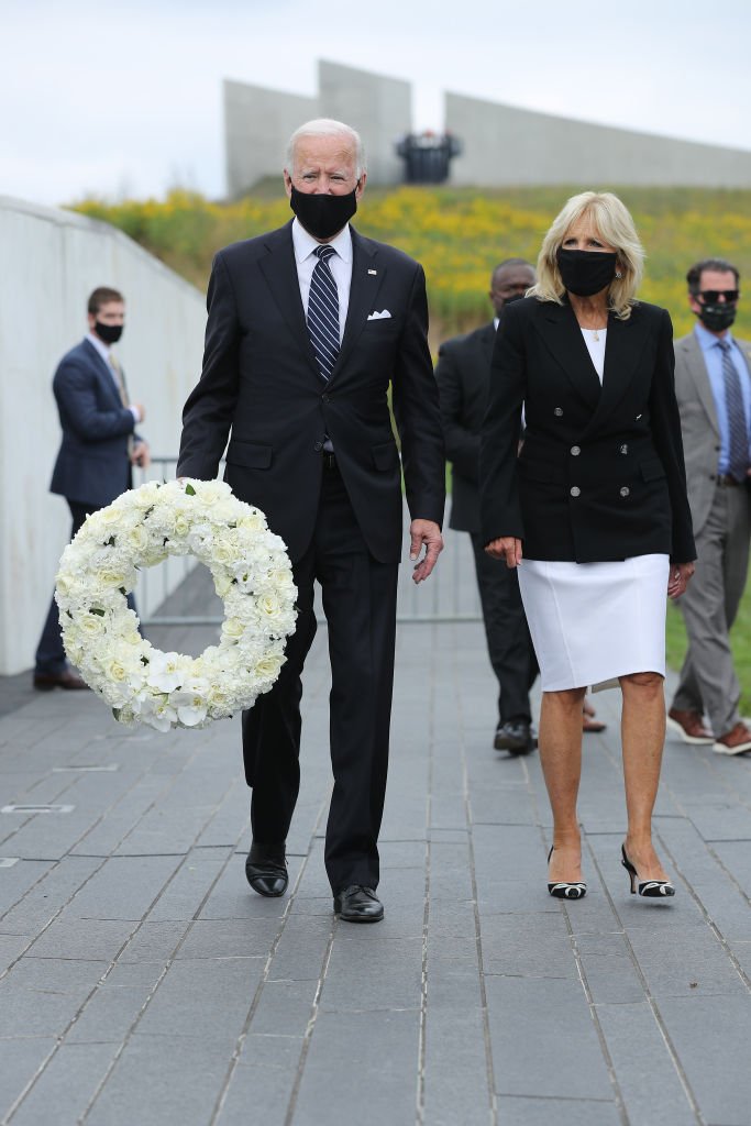 Joe Biden y Jill Biden depositaron una corona de flores en el Monumento Nacional del Vuelo 93 en el 19º aniversario de los ataques terroristas. | Foto: Getty Images
