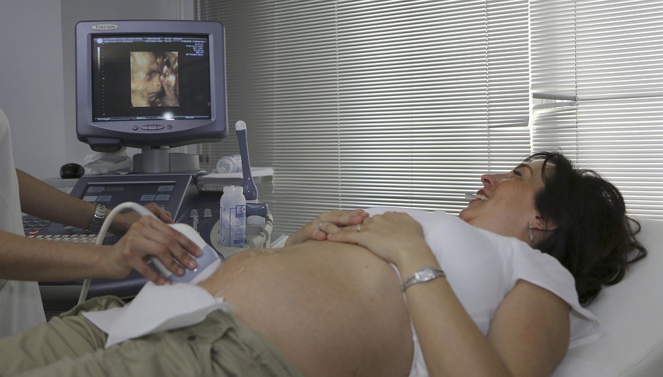 Mamá mirando el ultrasonido de su bebé| Foto: Pixabay Mamá mirando el ultrasonido de su bebé| Foto: Pixabay