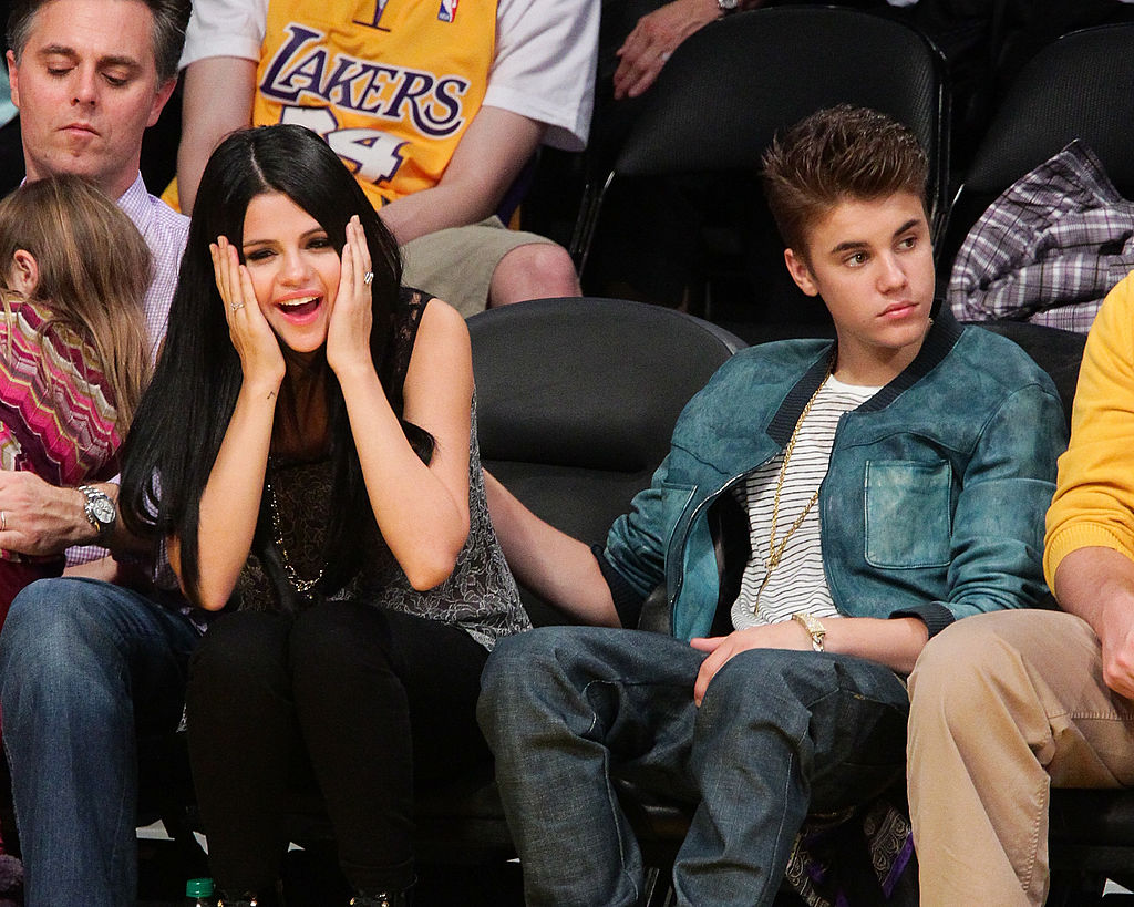 Selena Gomez and Justin Bieber at a basketball game at Staples Center on April 17, 2012, in Los Angeles, California | Source: Getty Images