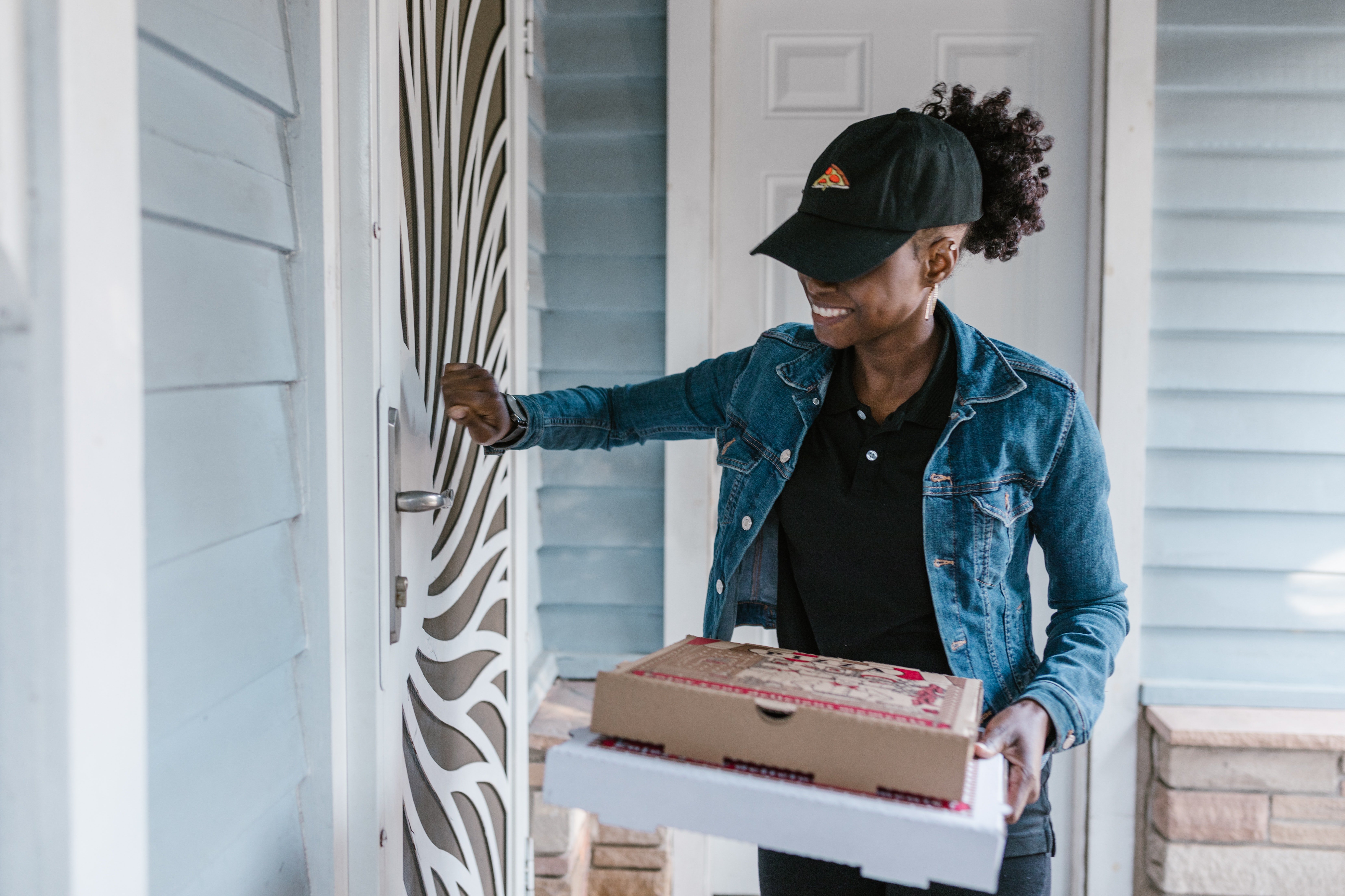  A delivery woman knocking on the door. | Photo: Pexels/RODNAE Productions