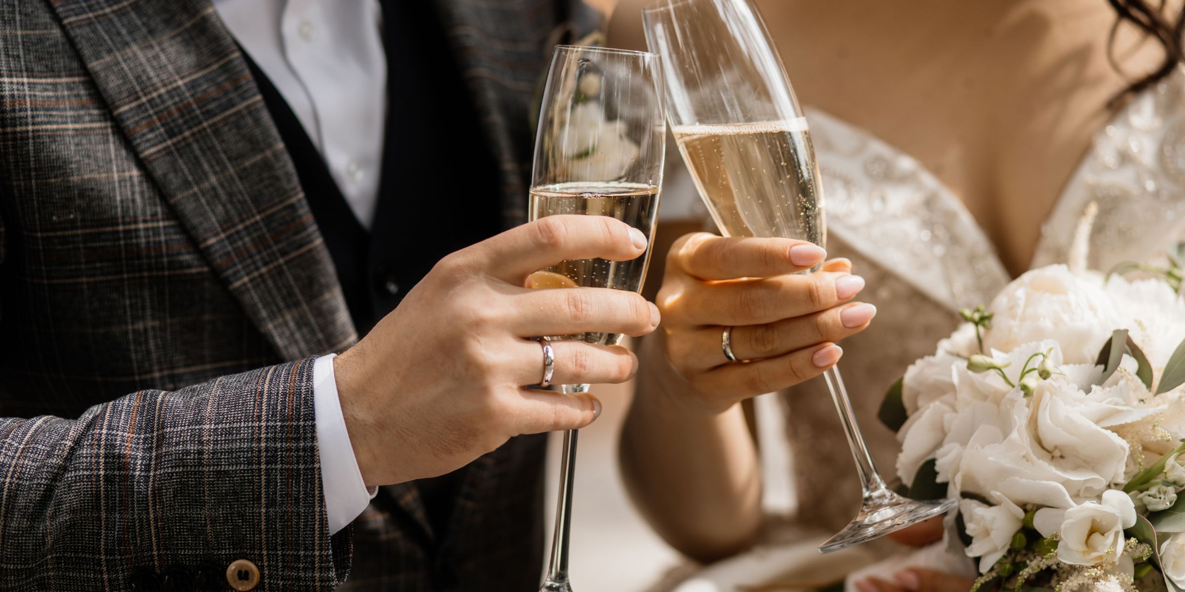 A bridal couple holding champagne glasses | Source: Freepik
