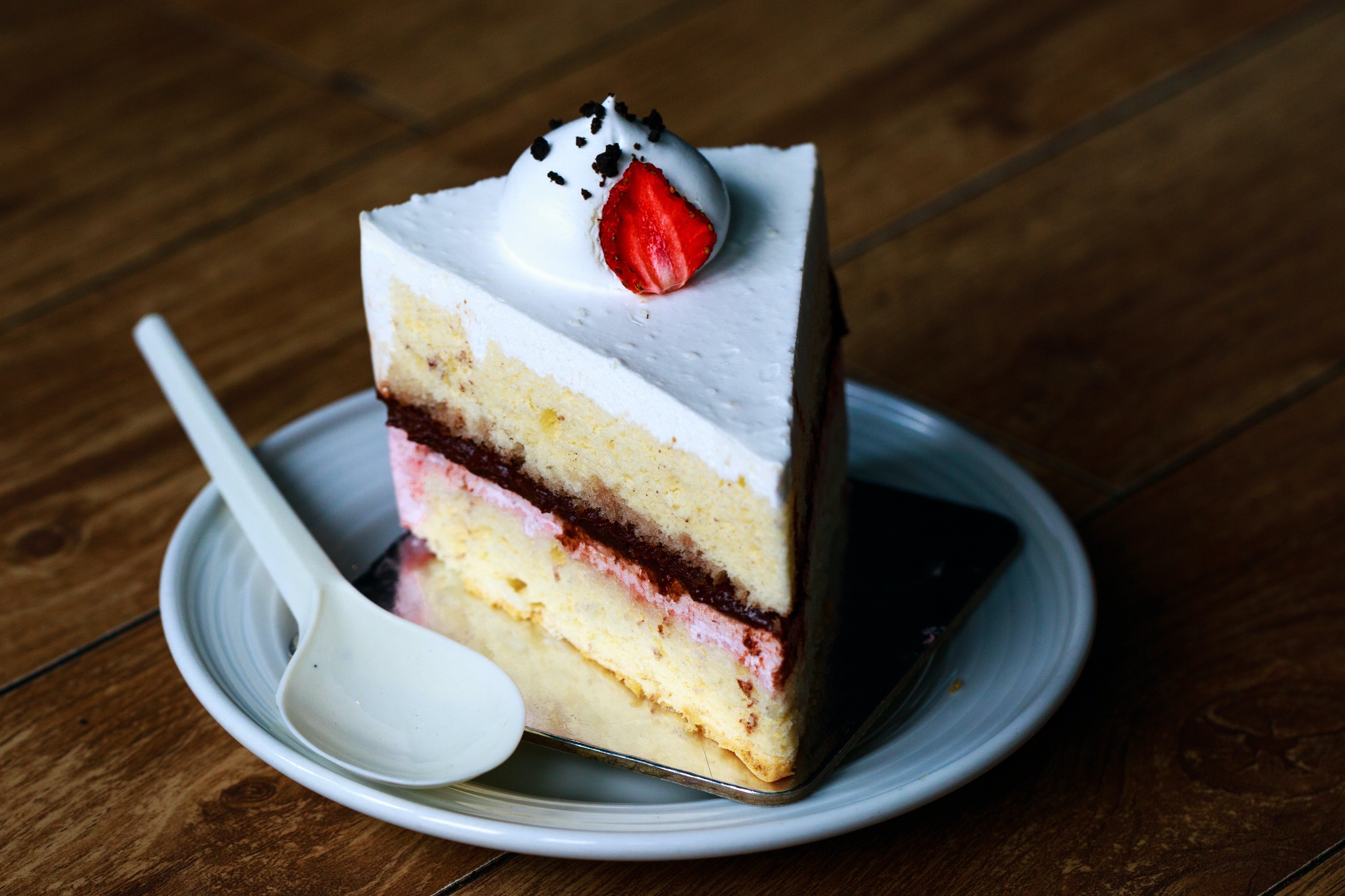 Cindy gave Michael the bigger slice of cake. | Source: Pexels