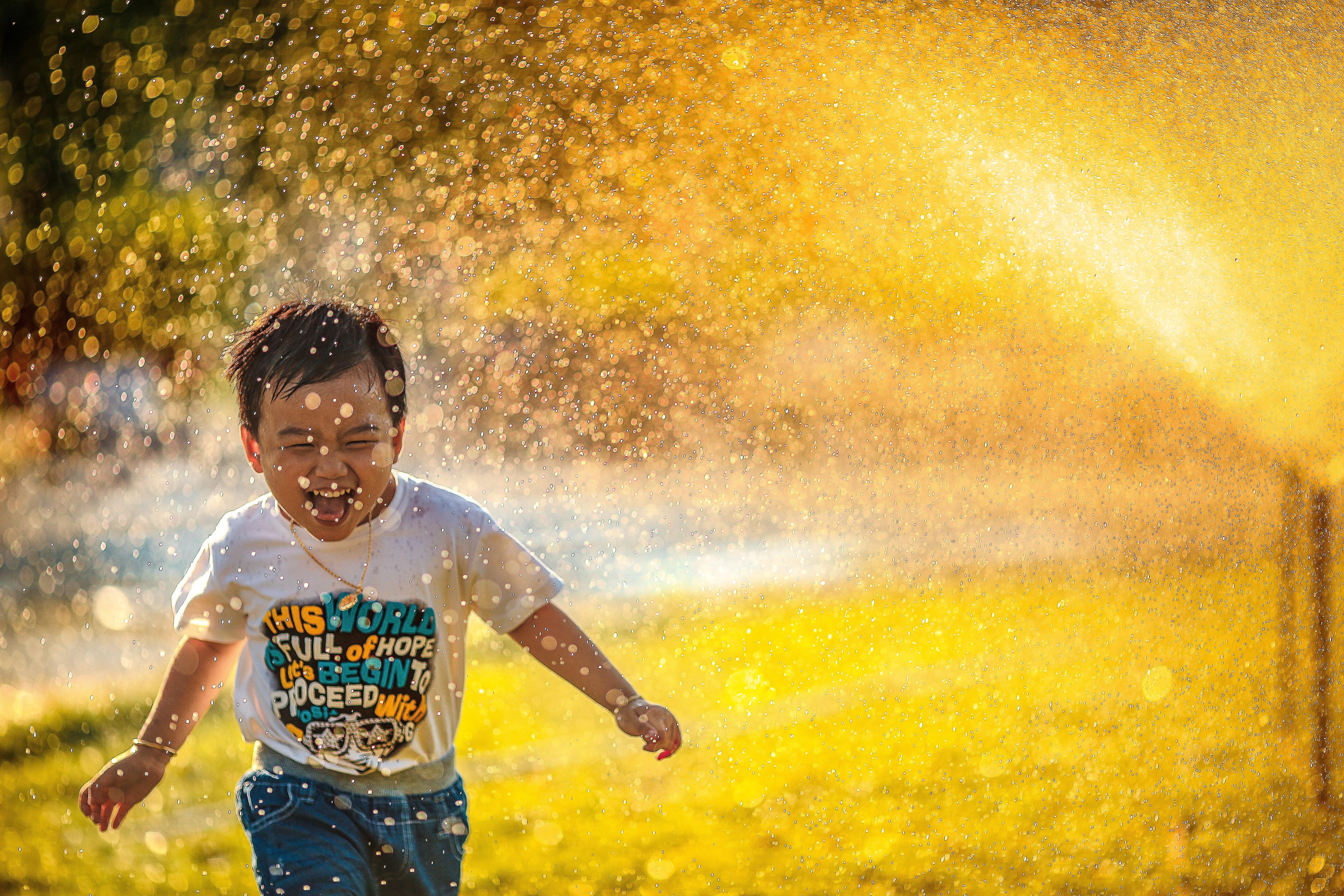 A child playing with the sprinklers | Source: Unsplash.com