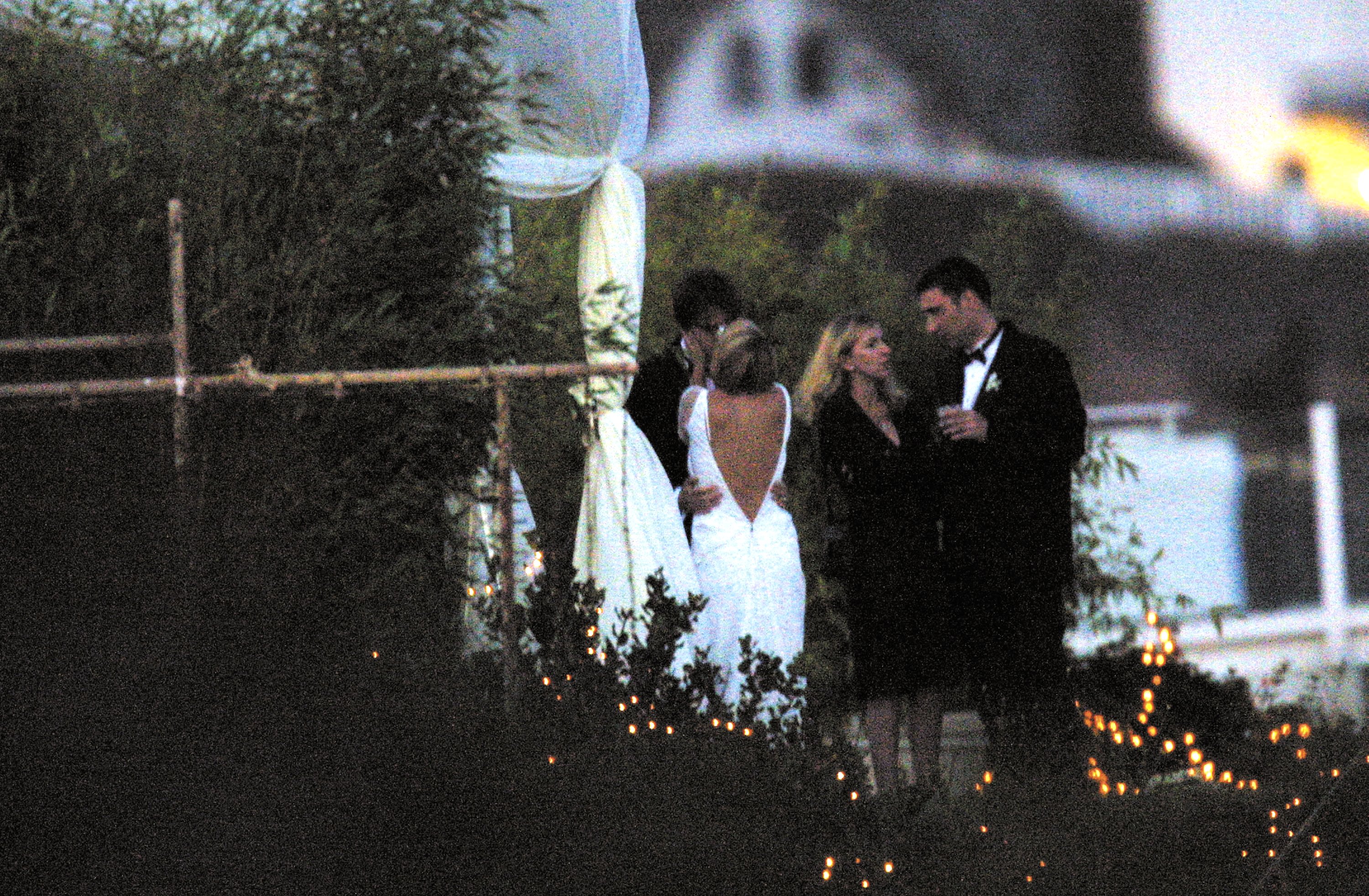 Tom Green and Drew Barrymore on their wedding day on July 10, 2001, in Malibu, California. | Source: Getty Images