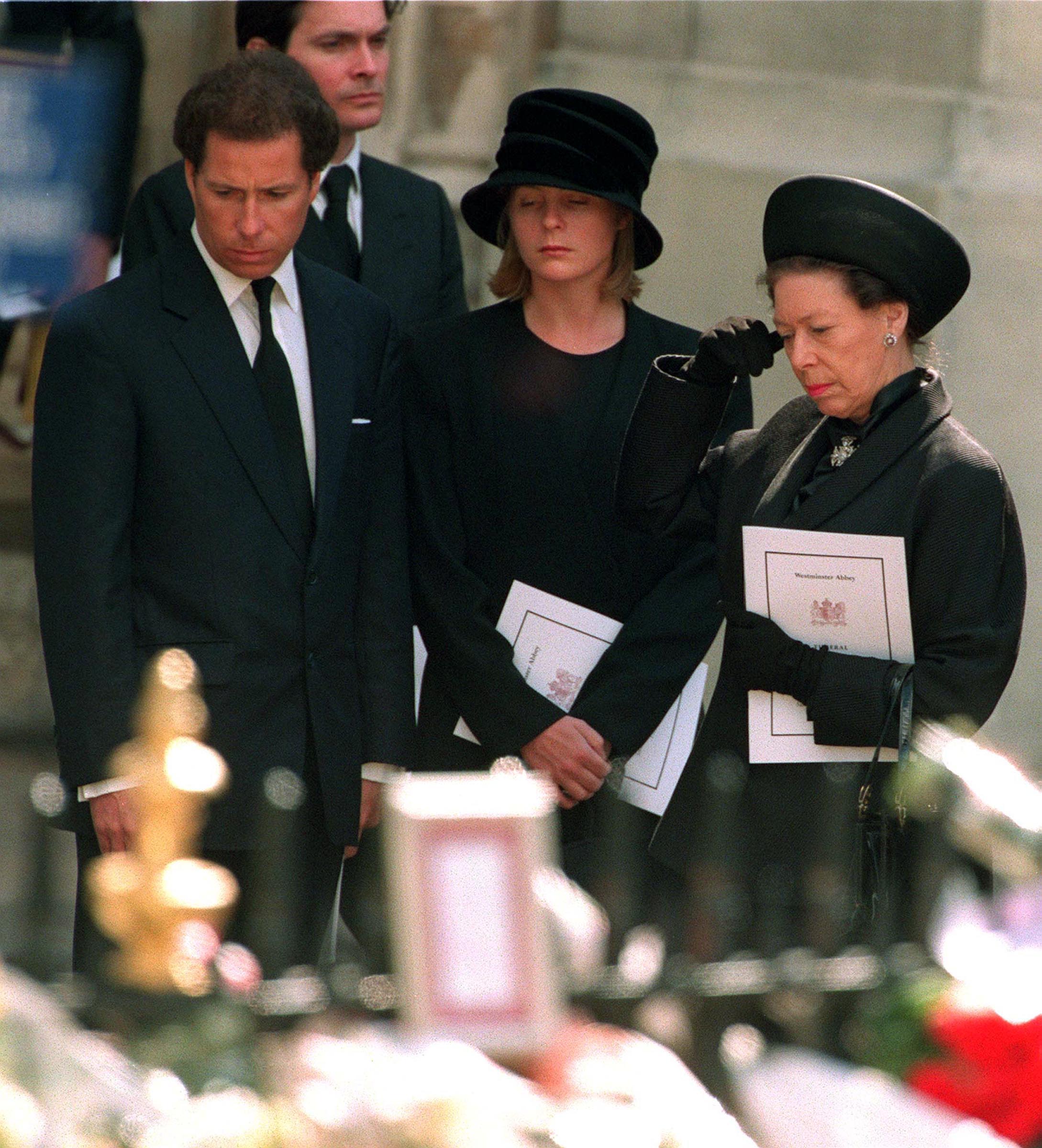 Prinzessin Margaret mit ihrem Sohn Lord Linley und seiner Frau Lady Serena Linley verlassen Westminster Abbey nach der Trauerfeier für Diana, Prinzessin von Wales, 6. September 1997 | Quelle: Getty Images