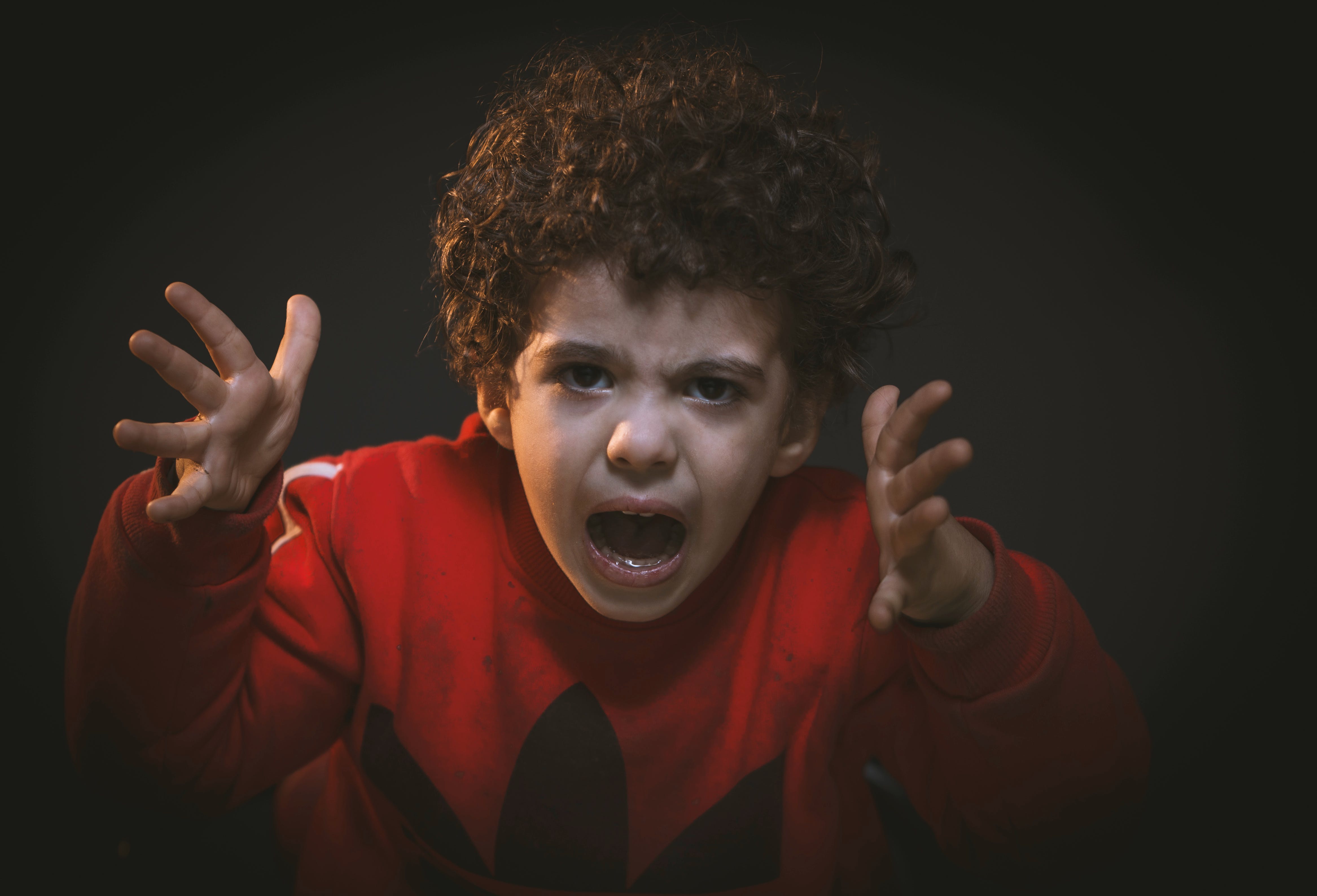 A little boy screaming while gesturing with his hands | Source: Pexels