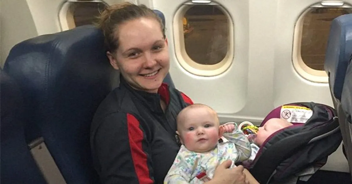 Molly Schultz con sus gemelos de 7 meses mientras está sentada en un avión. | Foto: Instagram.com/triedandtruemama