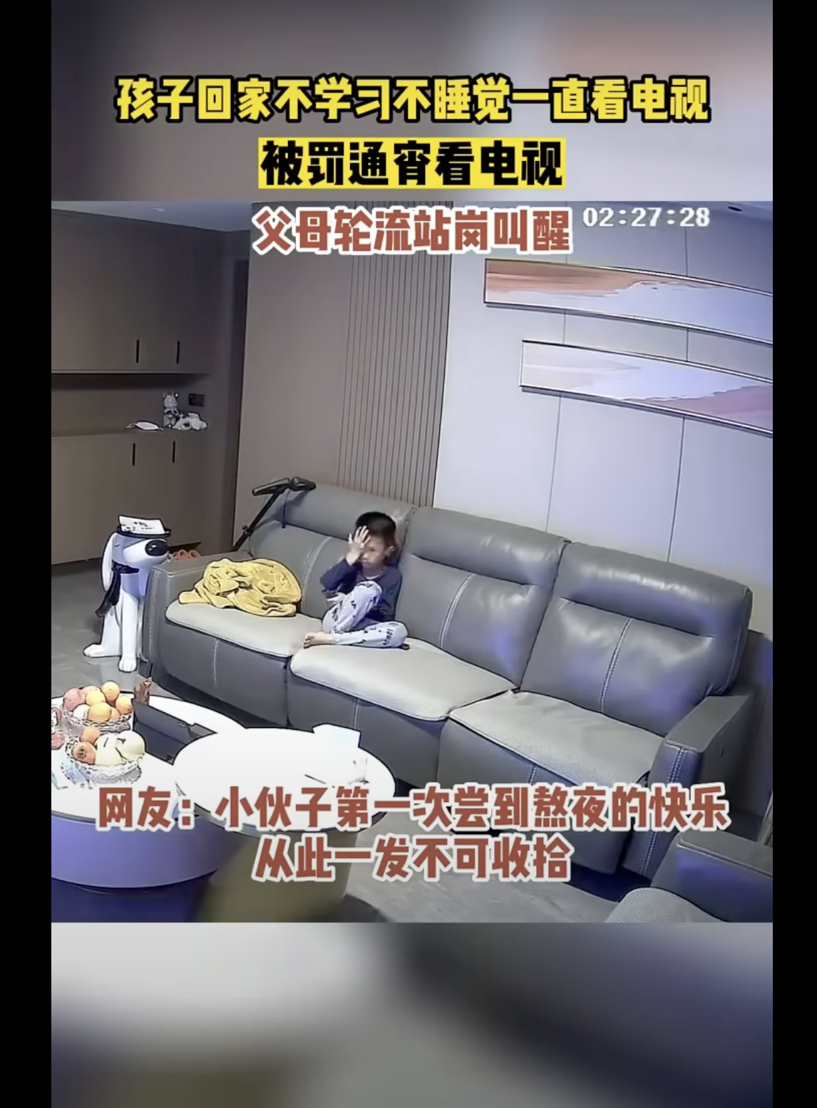 The boy is pictured sitting on the sofa in the living room. | Source: youtube.com/趣事大赏