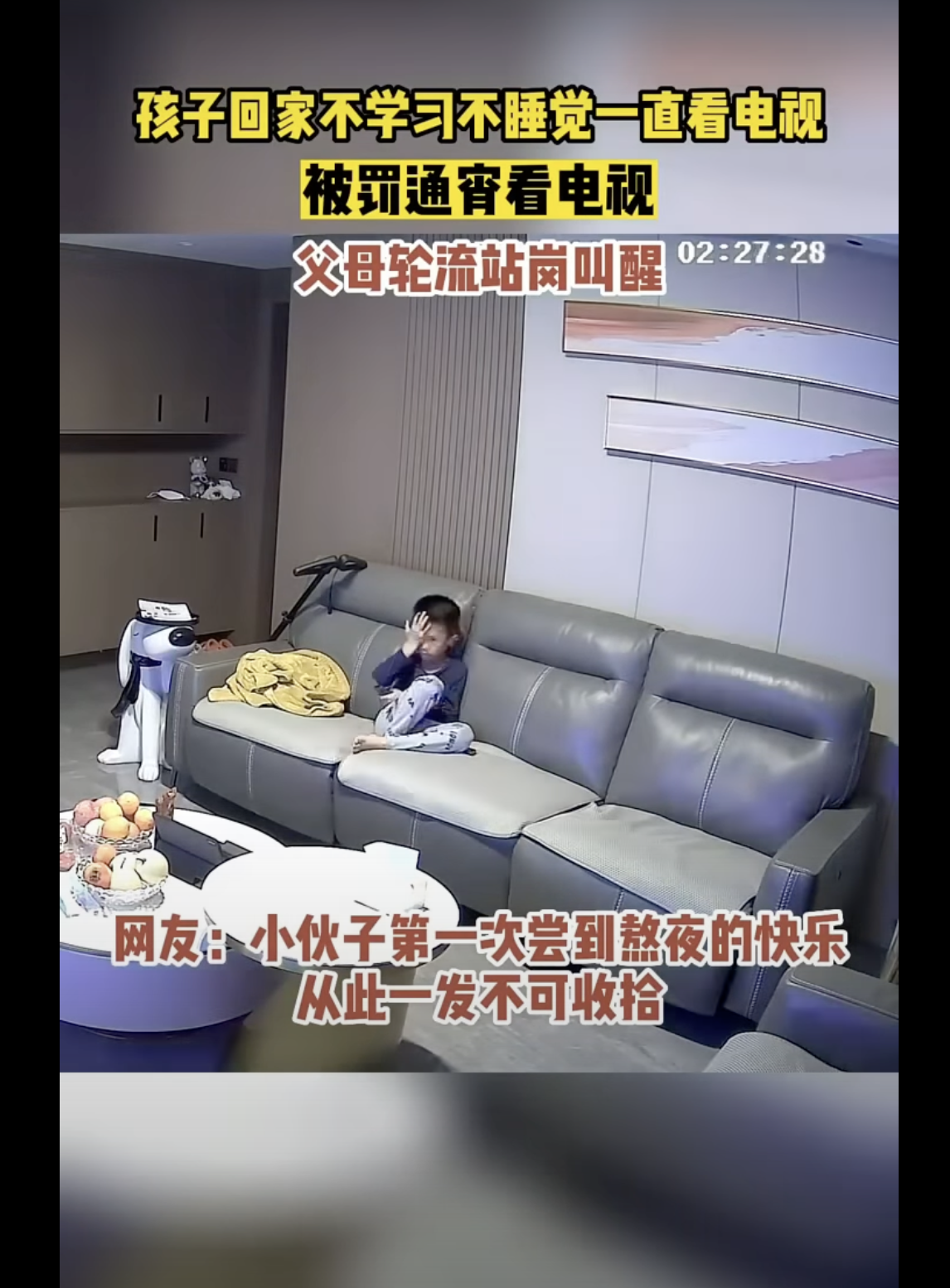 The boy is pictured sitting on the sofa in the living room. | Source: Youtube.com/趣事大赏