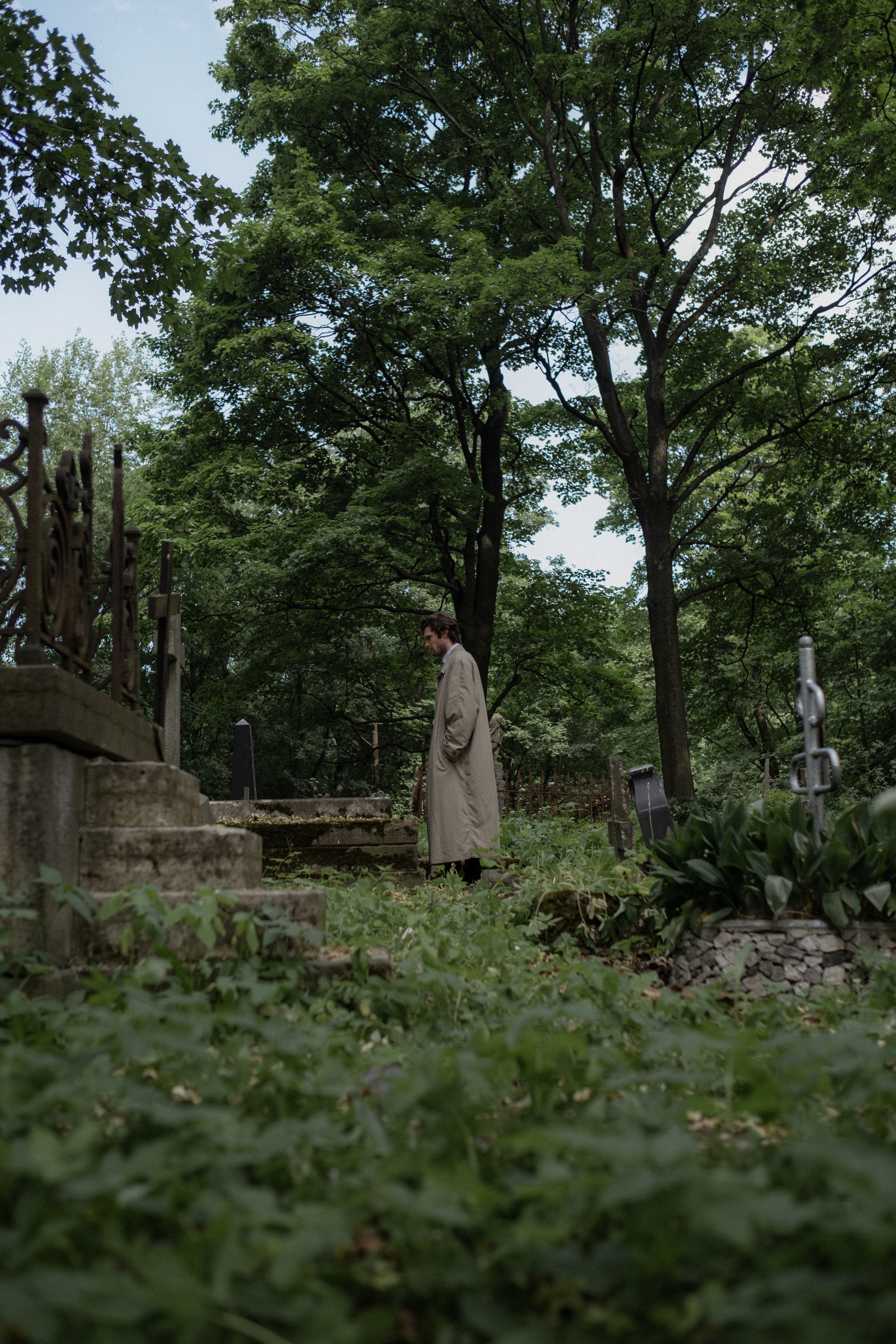 Hombre parado frente a una tumba. | Foto: Pexels