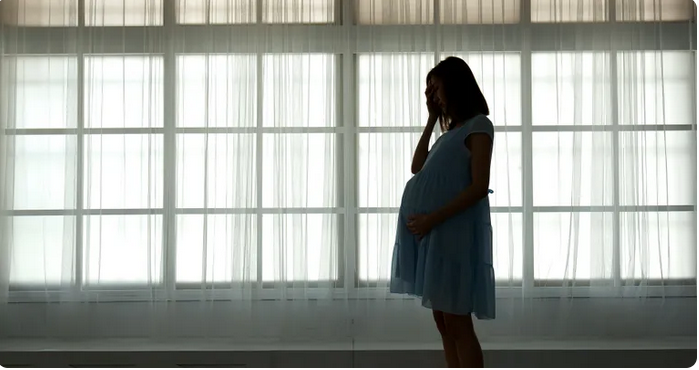 Silhouette of a sad pregnant woman | Source: Shutterstock