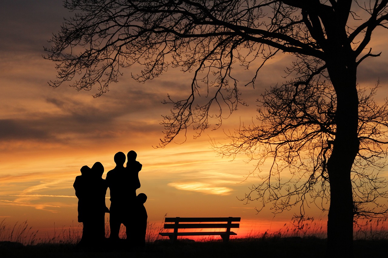 Una familia viendo el atardecer | Fuente: Pixabay