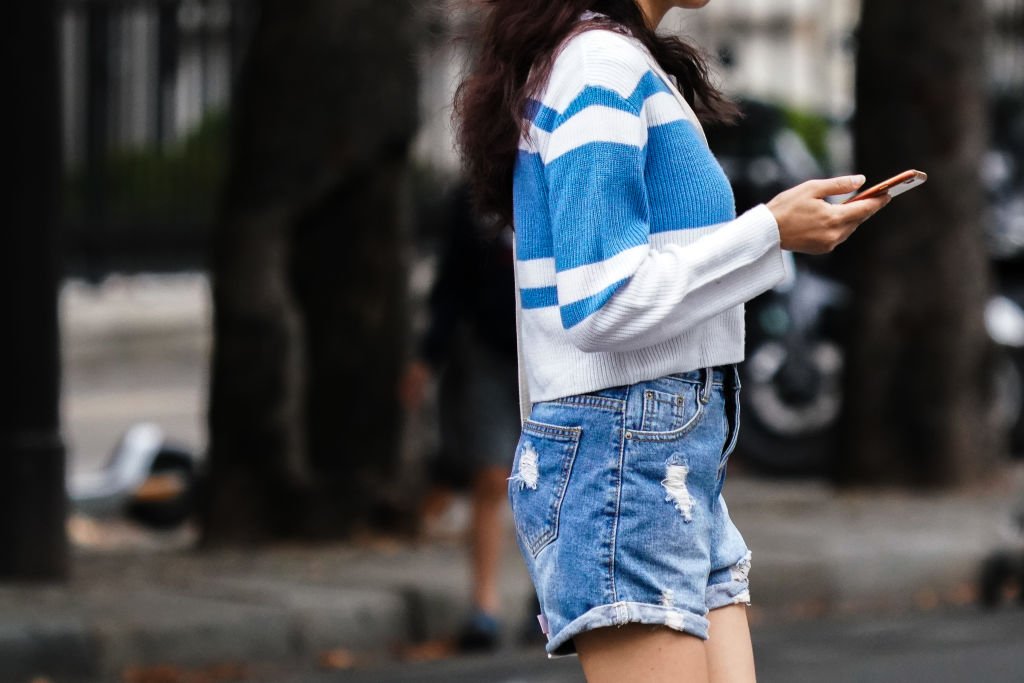 Une jeune femme à Paris portant un short en jean en juillet 2020. l Source : Getty Images